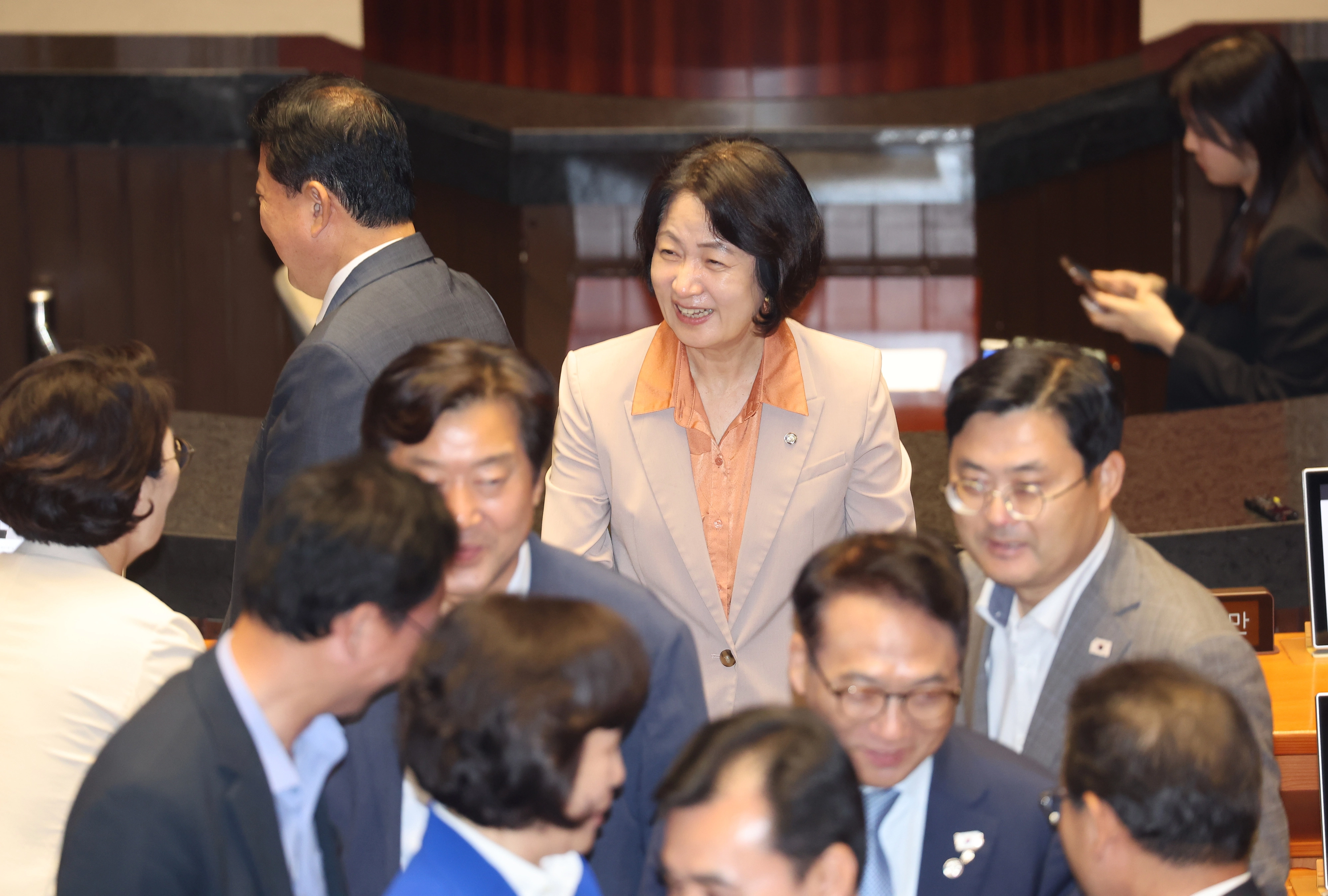 추미애 더불어민주당 의원이 26일 국회 본회의장에서 정부조직법 수정안에 대한 필리버스터 종결 동의를 표결하는 투표를 한 뒤 이동하고 있다. 2025.9.26 연합뉴스