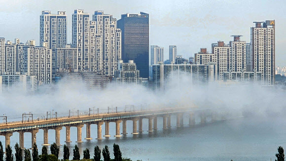 26일 오전 서울 송파구 잠실에서 바라본 한강 일대에 물안개가 피어오르고 있다. 2025.9.26 연합뉴스