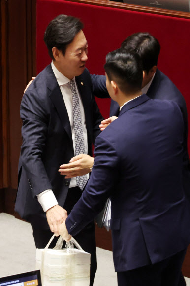 국민의힘 박수민 의원이 26일 국회 본회의에서 정부조직법 수정안에 대한 반대토론으로 역대 최장 필리버스터(무제한 토론을 위한 합법적인 의사진행 방해) 기록을 세운 뒤 같은 당 김용태 의원과 김재섭 의원의 칭찬을 받고 있다. 2025.9.26. 연합뉴스
