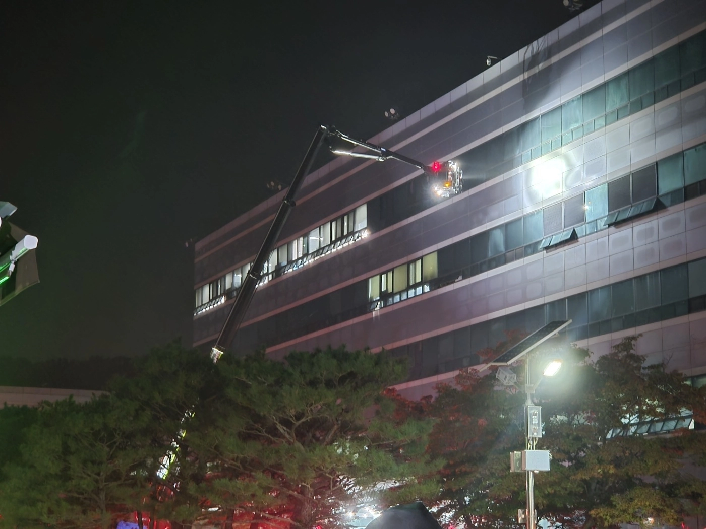 26일 오후 8시20분쯤 대전 유성구 국가정보자원관리원에서 불이 나 소방당국이 진화 작업을 하고 있다. 불은 5층 전산실 리튬이온 배터리에서 발생한 것으로 추정된다. 정부 전산자원을 통합 관리하는 국가정보자원관리원(국정자원) 화재로 정부 온라인 서비스 70개가 마비됐다. 2025.9.27 뉴스1