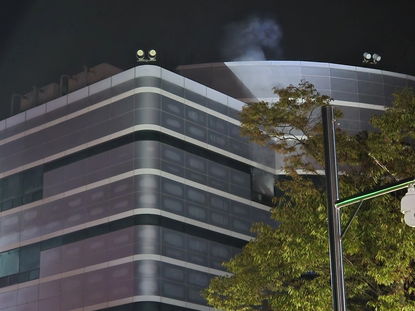 26일 오후 8시20분쯤 대전 유성구 국가정보자원관리원에서 불이 나 소방당국이 진화 작업을 하고 있다.  불은 5층 전산실 리튬이온 배터리에서 발생한 것으로 추정된다. 정부 전산자원을 통합 관리하는 국가정보자원관리원(국정자원) 화재로 정부 온라인 서비스 70개가 마비됐다. 2025.9.27 뉴스1