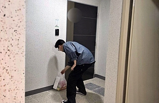 민심경청 차원에서 23일 진주혁신도시를 방문한 한동훈 전 국민의힘 대표가 치킨배달에 나서고 있다. 2025.9.24 한동훈 유튜브