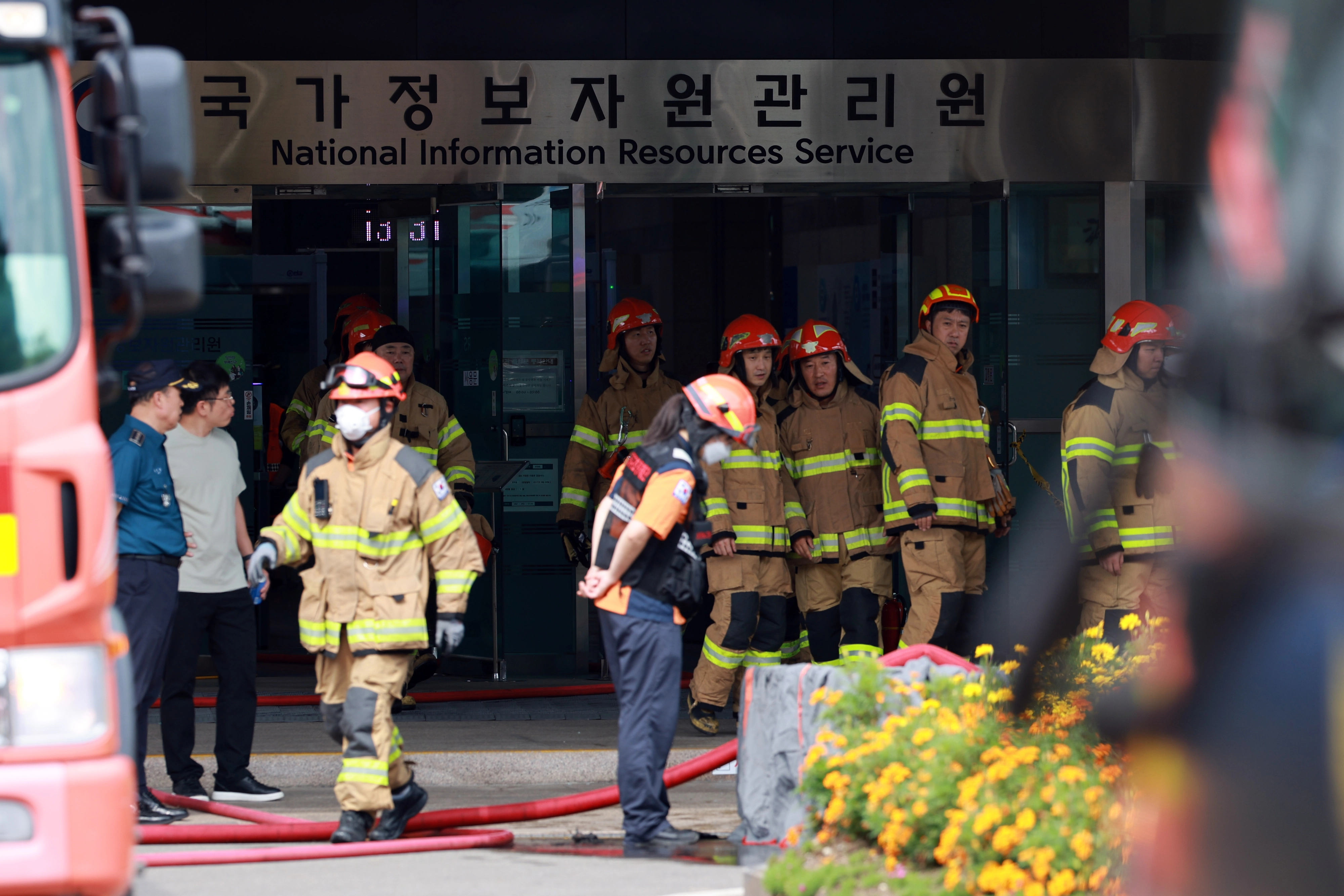 리튬배터리 화재 발생한 국정자원  27일 대전 유성구 국가정보자원관리원(국정자원)에서 소방대원이 불에 탄 배터리를 살피고 있다. 전날 정부 전산시스템이 있는 국정자원에서 무정전·전원 장치(UPS)용 리튬이온 배터리 화재가 발생해 정부 전산 서비스가 대규모로 마비됐다. 2025.9.27 연합뉴스