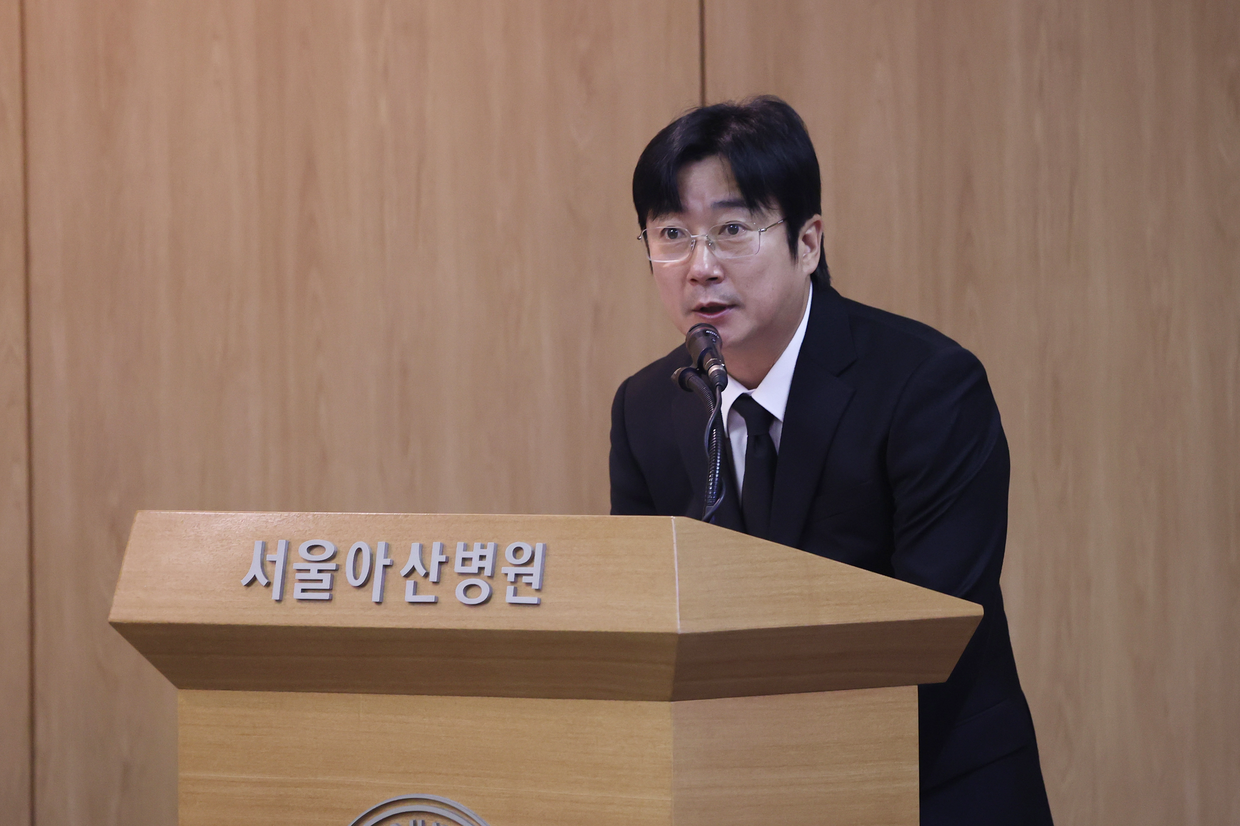 영결식 진행하는 이수근  개그맨 이수근이 28일 서울 송파구 서울아산병원 장례식장에서 개그맨 전유성의 영결식 사회를 보고 있다. 2025.9.28 연합뉴스