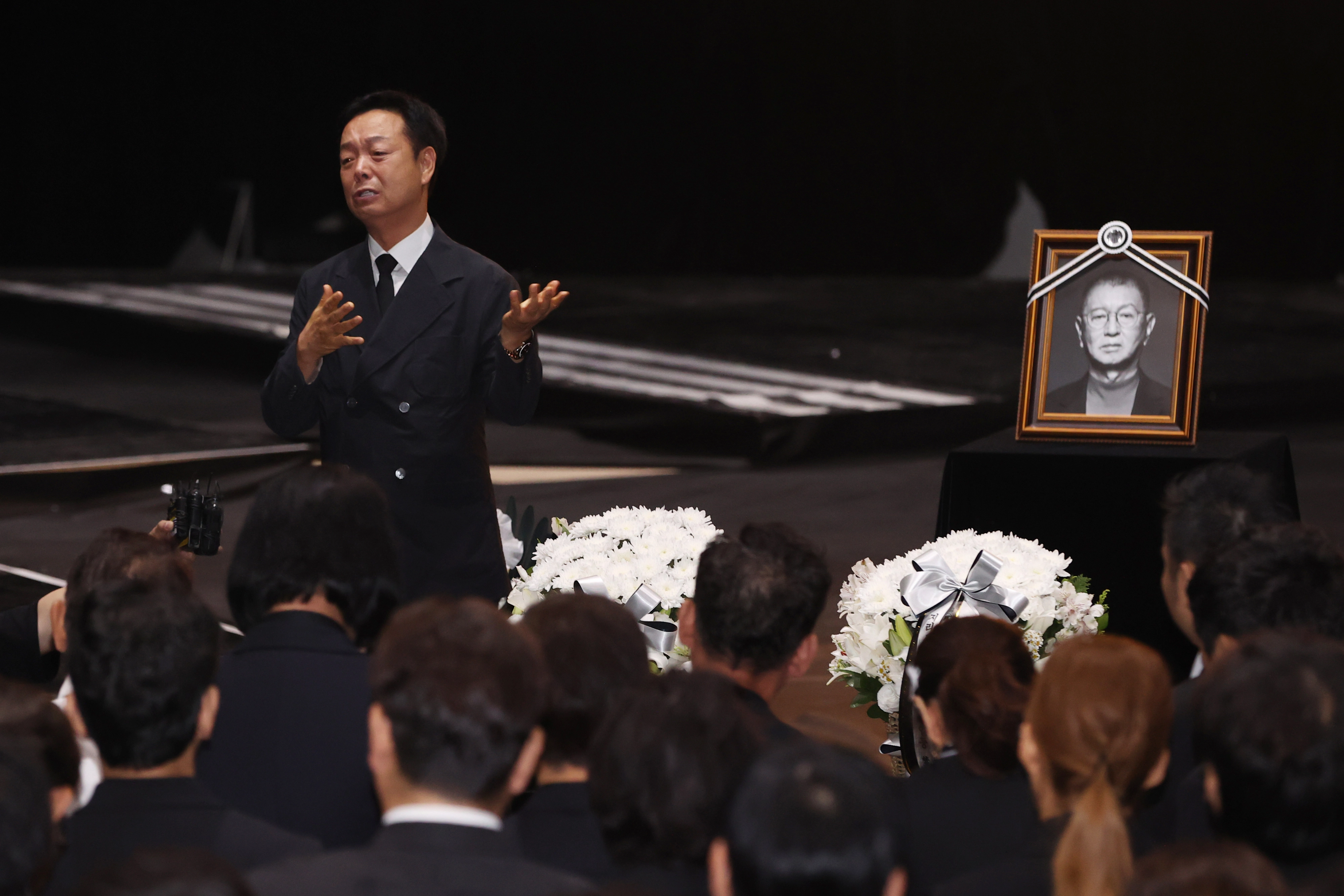 전유성 추모하는 김학래  개그맨  김학래가 28일 서울 영등포구 여의도 KBS 신관 ‘개그콘서트’ 녹화 스튜디오에서 엄수된 개그맨 전유성 노제에서 고인을 추모하고 있다. 2025.9.28 연합뉴스