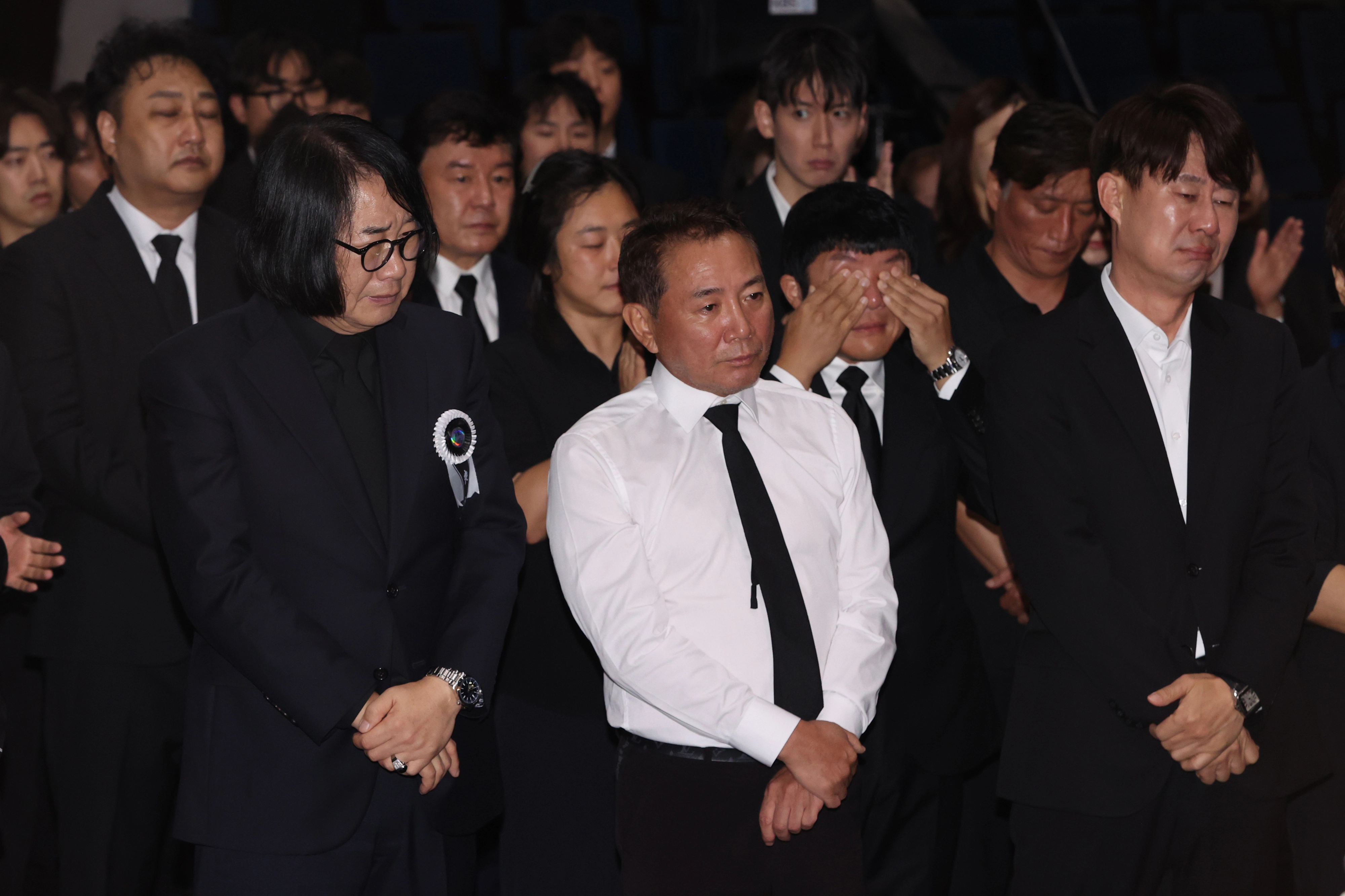고 전유성 노제 동료들  개그맨 최양락, 이봉원, 남희석 등이 28일 서울 영등포구 여의도 KBS 신관 ‘개그콘서트’ 녹화 스튜디오에서 개그맨 전유성 노제를 지켜보고 있다. 2025.9.28 연합뉴스
