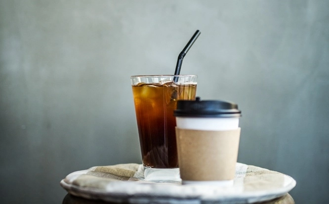 일회용잔에 담긴 뜨거운 커피에서 아이스커피보다 더 많은 미세플라스틱이 검출됐다. 아이클릭아트