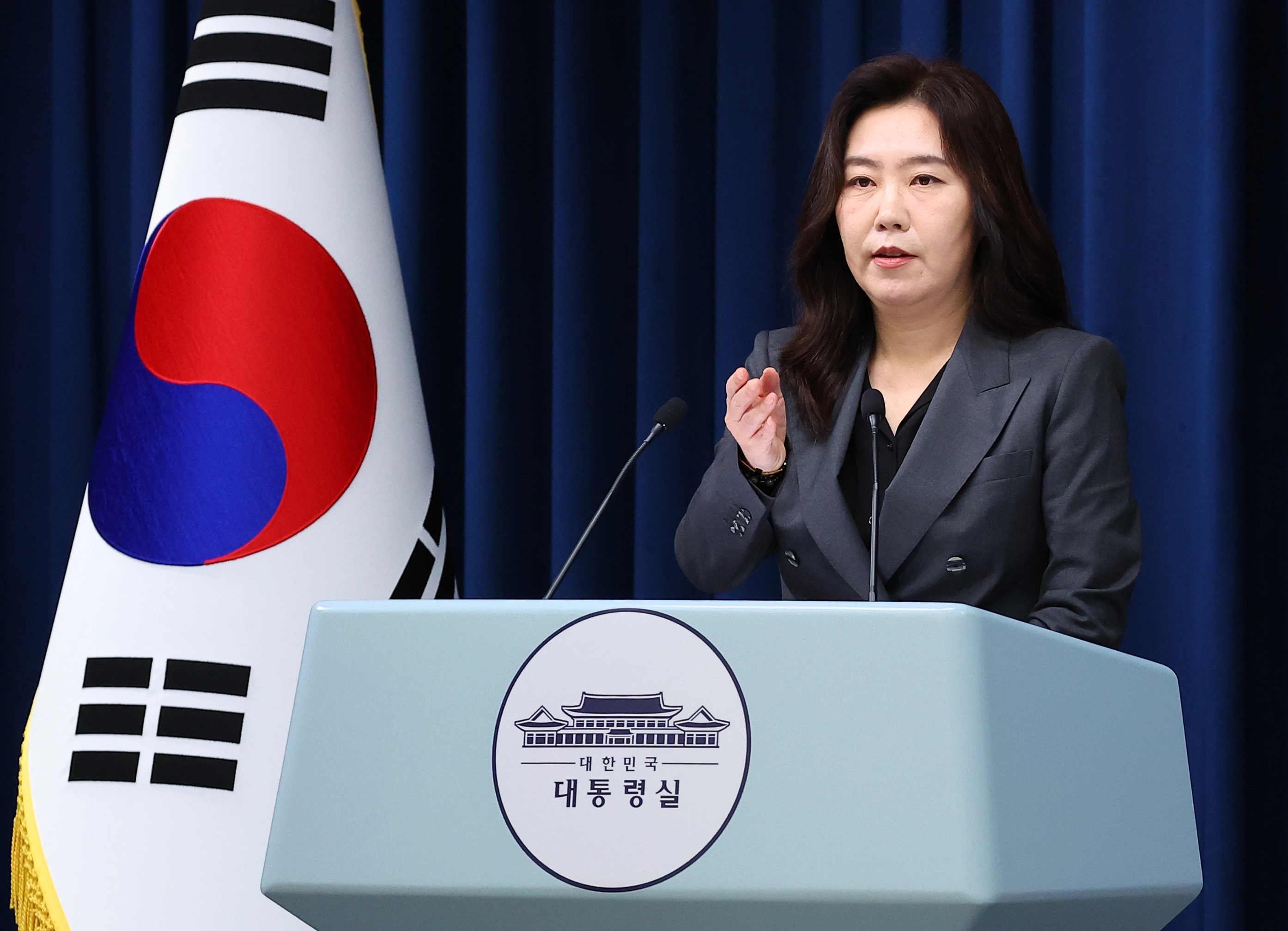 강유정 대변인, 국정자원 화재 긴급비상대책회의 브리핑  강유정 대통령실 대변인이 28일 용산 대통령실에서 이날 오전 이재명 대통령이 주재한 국가정보자원관리원 화재 관련 긴급비상대책회의 브리핑을 하고 있다. 2025.9.28 연합뉴스
