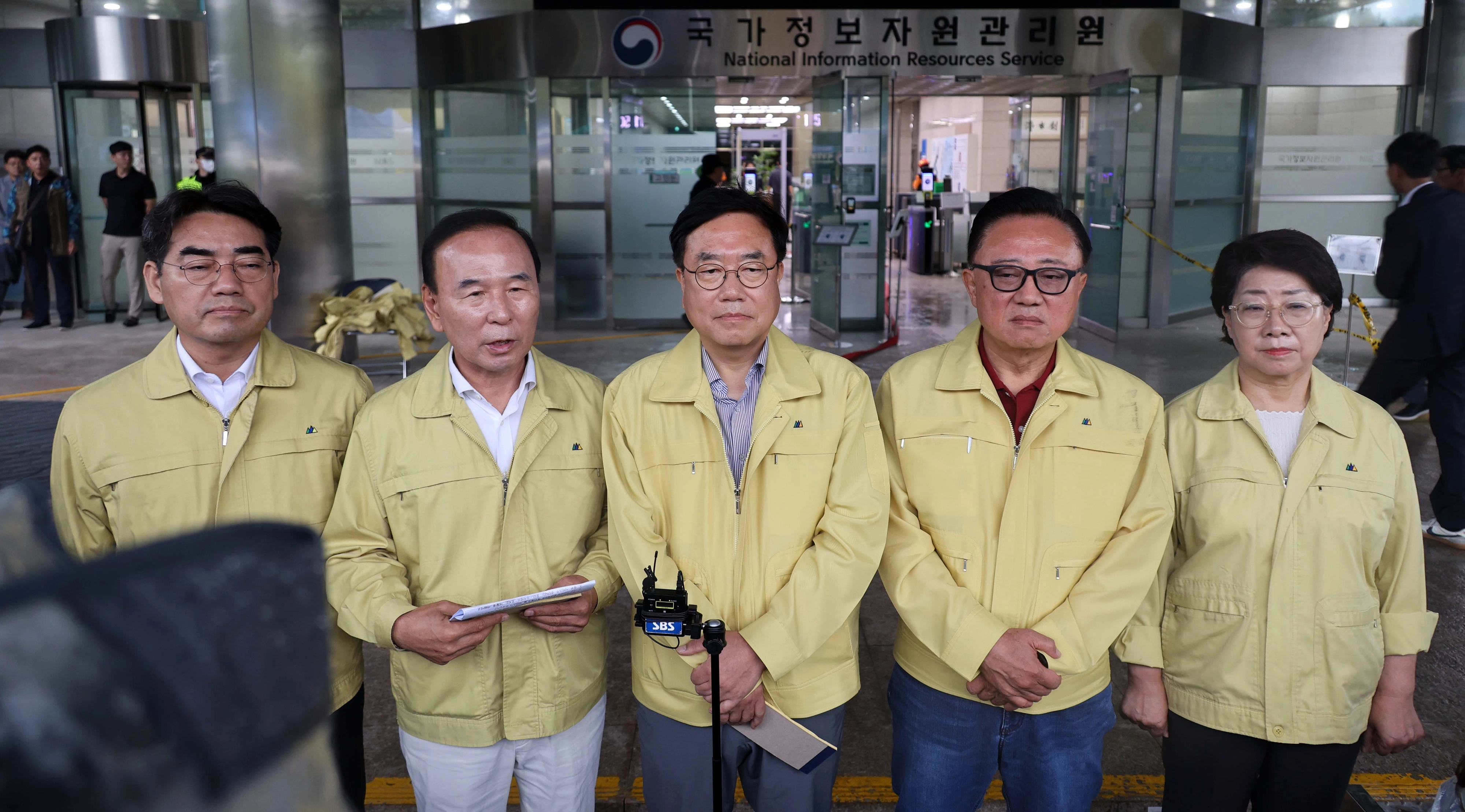 국정자원 화재 현장 찾은 국회 행안위  국회 행정안전위원회 국민의힘 소속 의원들이 28일 오전 대전 유성구 국가정보자원관리원 화재 현장을 방문해 피해 상황 등을 살핀 뒤 취재진 질문에 답하고 있다. 2025.9.28. 연합뉴스
