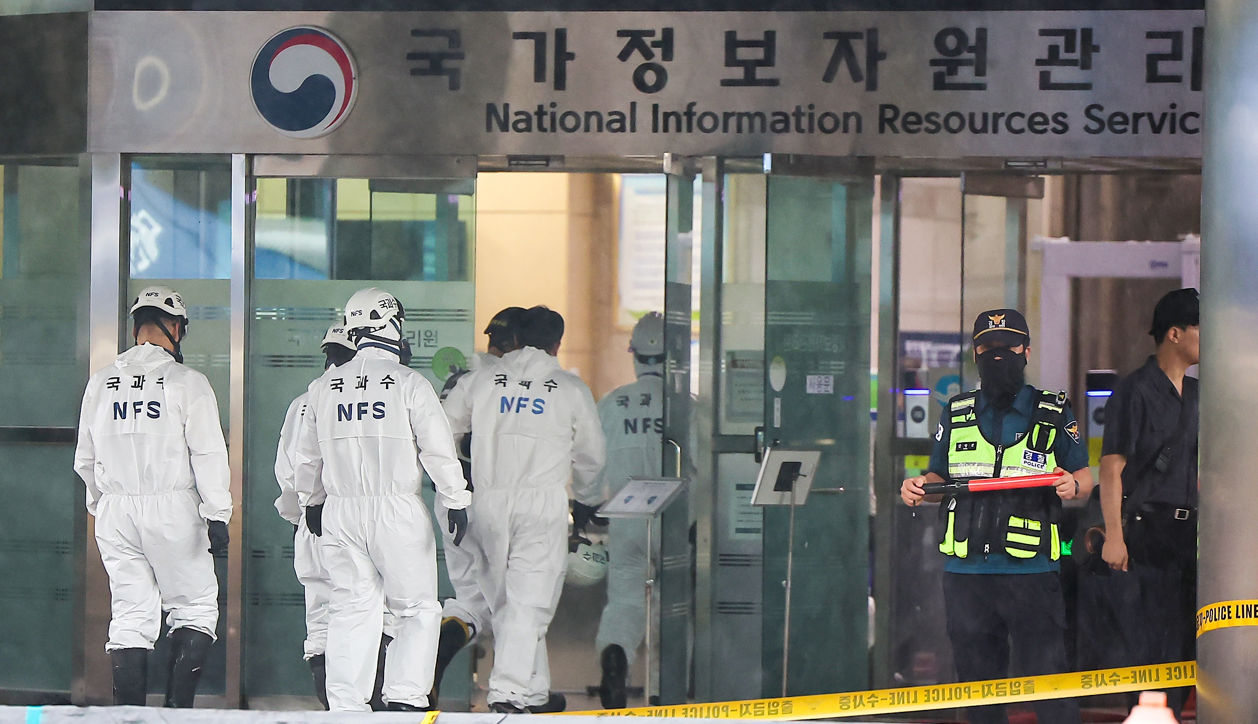 국정자원 들어서는 합동감식반  28일 오전 대전경찰청·소방·국립과학수사연구원 등 합동감식반 관계자들이 대전 유성구 국가정보자원관리원(국정자원) 화재현장으로 향하고 있다. 2025.9.28/뉴스1