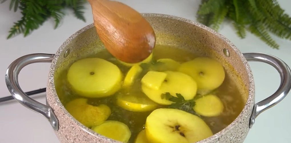 유튜브 채널 ‘굴섬 팰리스 TV’ 에서 군인들의 비밀 음료라는 레시피를 소개했다.