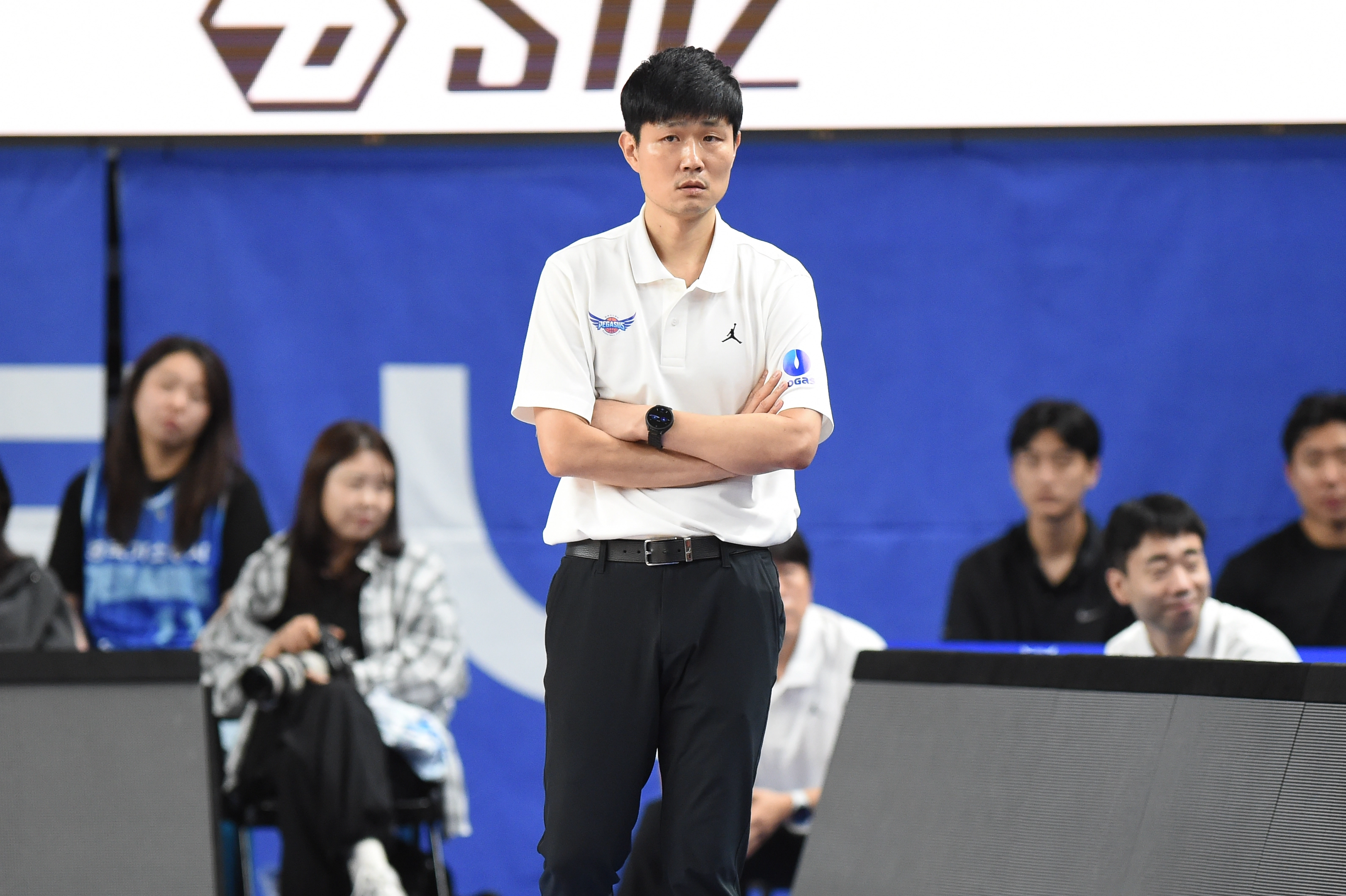 강혁 대구 한국가스공사 감독이 28일 대구체육관에서 열린 2025 프로농구 시범경기 현대모비스와의 홈경기에서 선수들을 바라보고 있다. KBL 제공