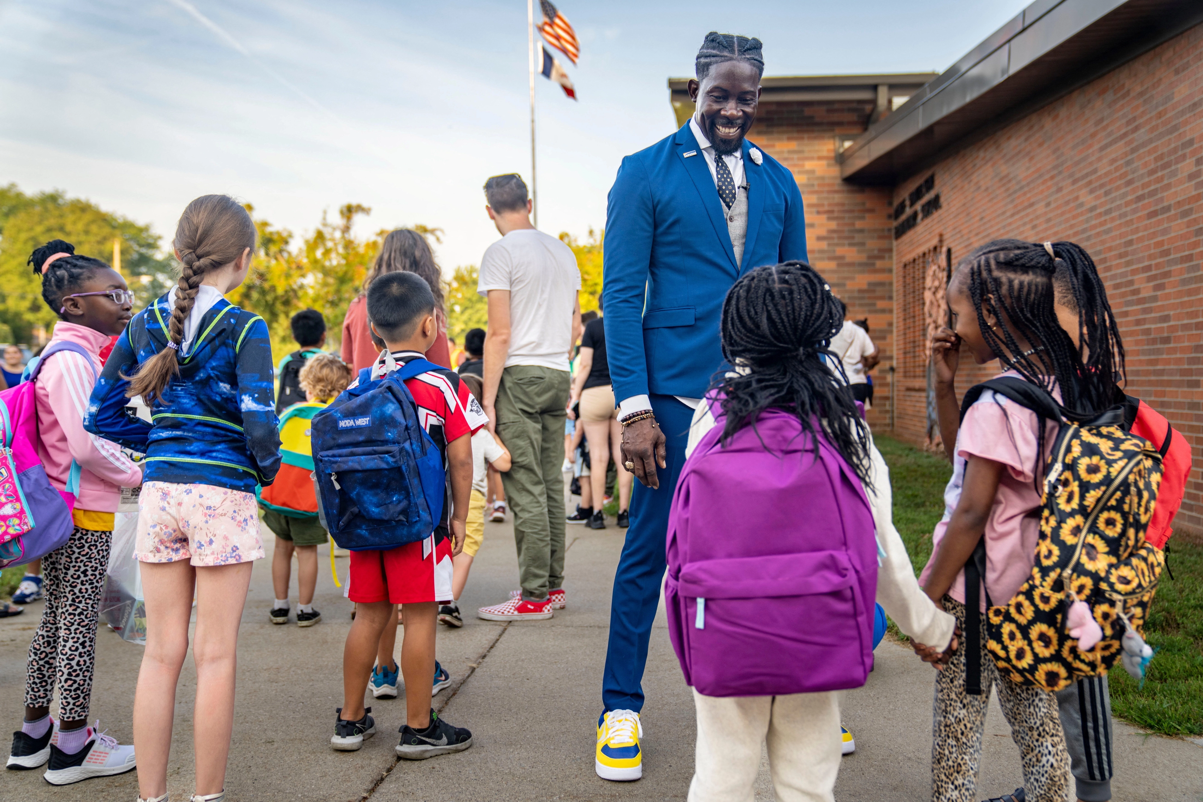 2023년 8월 23일 미국 아이오와주 디모인의 새뮤얼슨 초등학교에서 디모인 공립학교 교육감 이안 로버츠가 개학을 앞두고 학생들과 대화를 나누고 있다. 디모인 로이터 연합뉴스