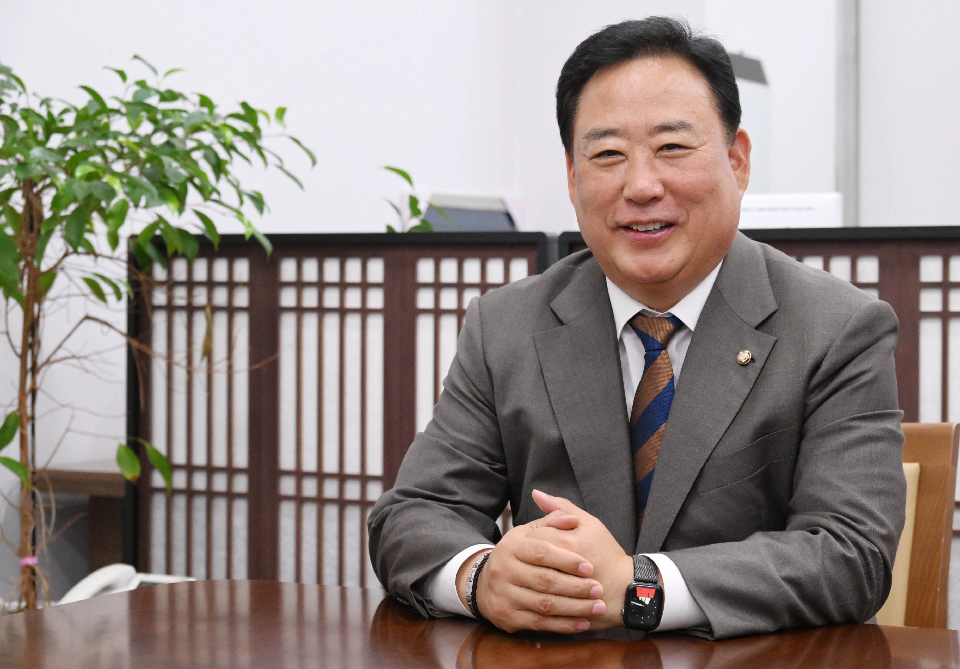 국회 농림축산식품해양수산위원회 위원장실에서 서울신문과 인터뷰하고 있는 어기구 농해수위원장. 안주영 전문기자