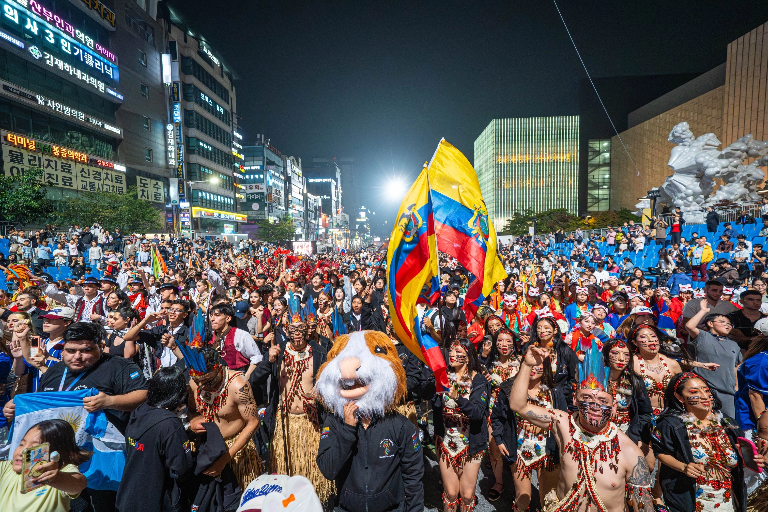 ‘천안흥타령춤축제 2025’ 거리퍼레이드  ‘천안흥타령춤축제 2025’ 거리퍼레이드가 열리고 있다. 천안시 제공