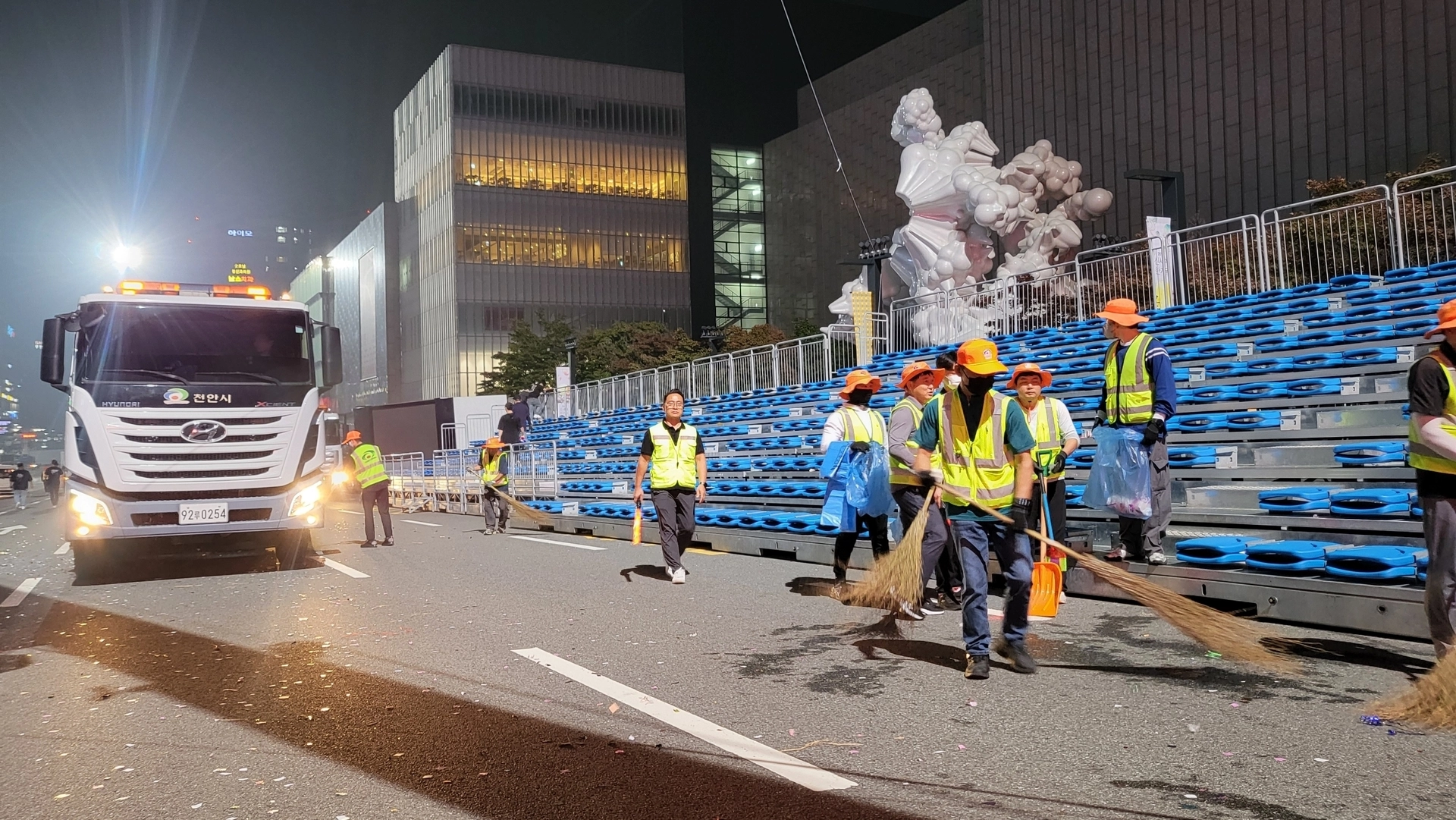 ‘천안흥타령춤축제 2025’ 자원봉사자와 직원들이 축제가 끝난 후 환경정화활동을 펼치고 있다. 천안시 제공