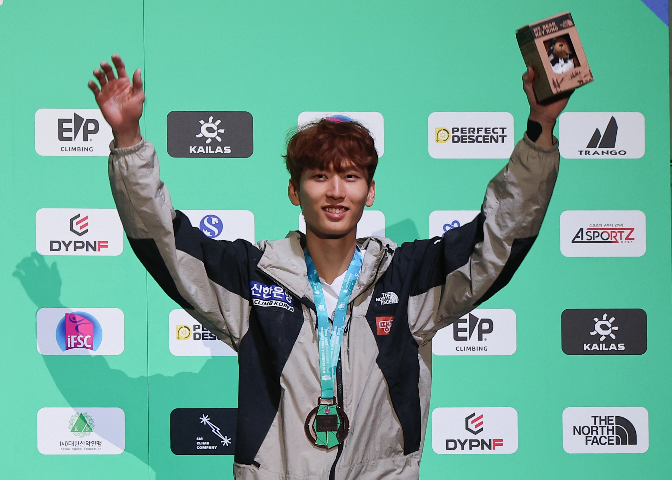 이도현이 28일 서울 송파구 올림픽체조경기장(KSPO DOME)에서 열린 2025 국제스포츠클라이밍연맹(IFSC) 서울 스포츠클라이밍 세계선수권대회 볼더 남자부 결선에서 3위를 차지한 뒤 동메달을 목에 걸고 기뻐하고 있다. 연합뉴스