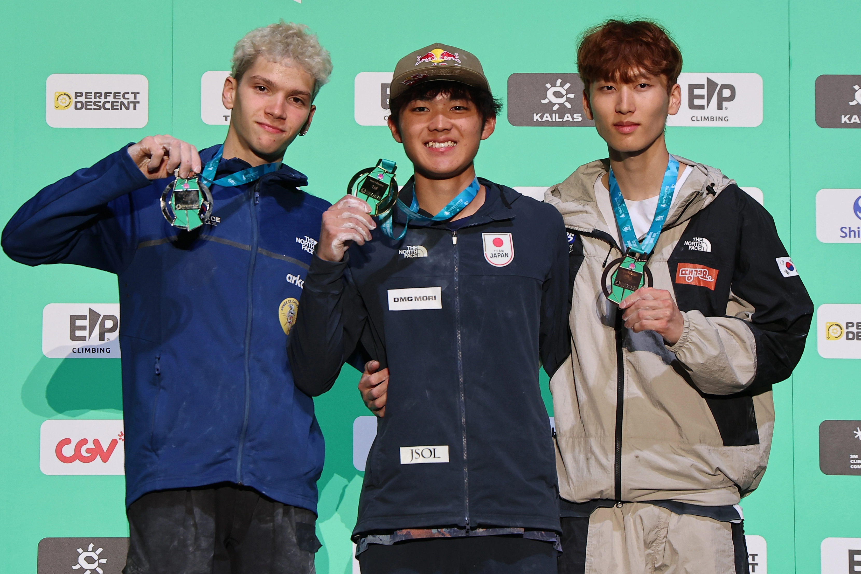 이도현(오른쪽)이 28일 서울 송파구 올림픽체조경기장(KSPO DOME)에서 열린 2025 국제스포츠클라이밍연맹(IFSC) 서울 스포츠클라이밍 세계선수권대회 볼더 남자부 결선에서 3위를 차지한 뒤 동메달을 목에 걸고 있다. 가운데는 1위 안라쿠 소라토, 왼쪽은 2위 메즈디 샬크. 연합뉴스
