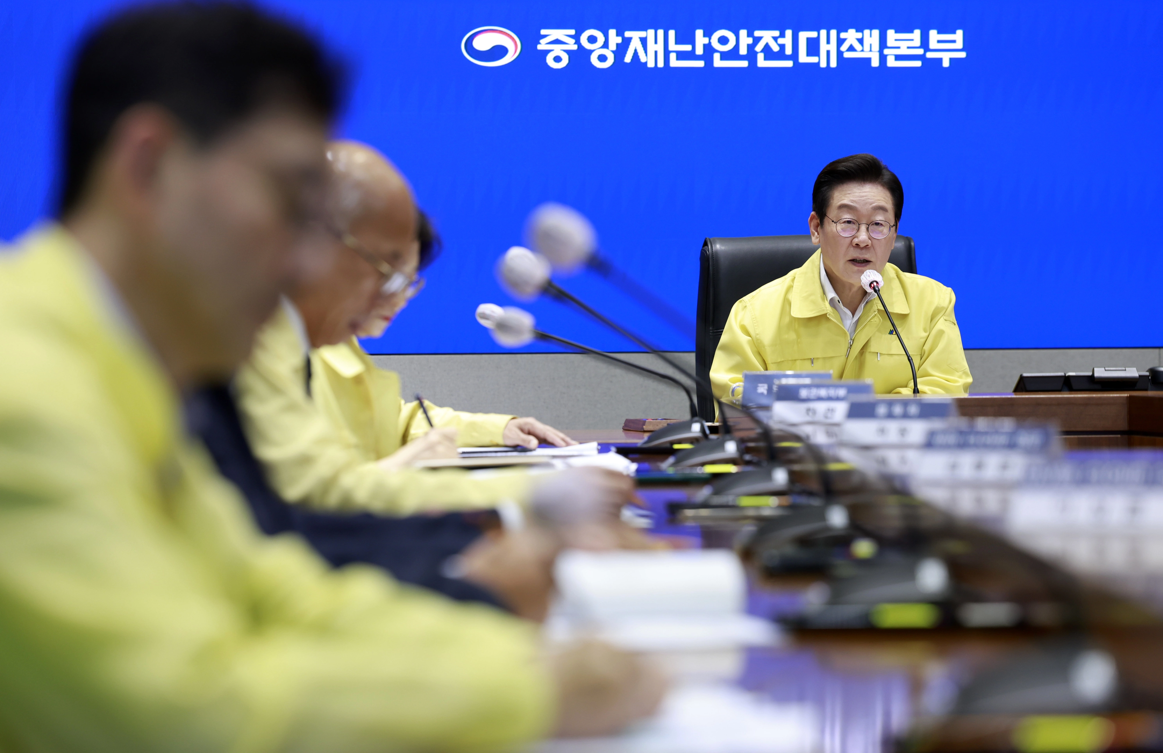 이재명 대통령이 28일 정부서울청사 중앙재난상황실에서 국가정보자원관리원 화재 관련 중앙재난안전대책본부 회의를 주재하고 있다. 이 대통령은 “이번 화재 때문에 국민들께서 큰 불편과 불안을 겪었다”며 “국정 최고 책임자로서 송구하다는 말씀을 드린다”고 밝혔다.
연합뉴스