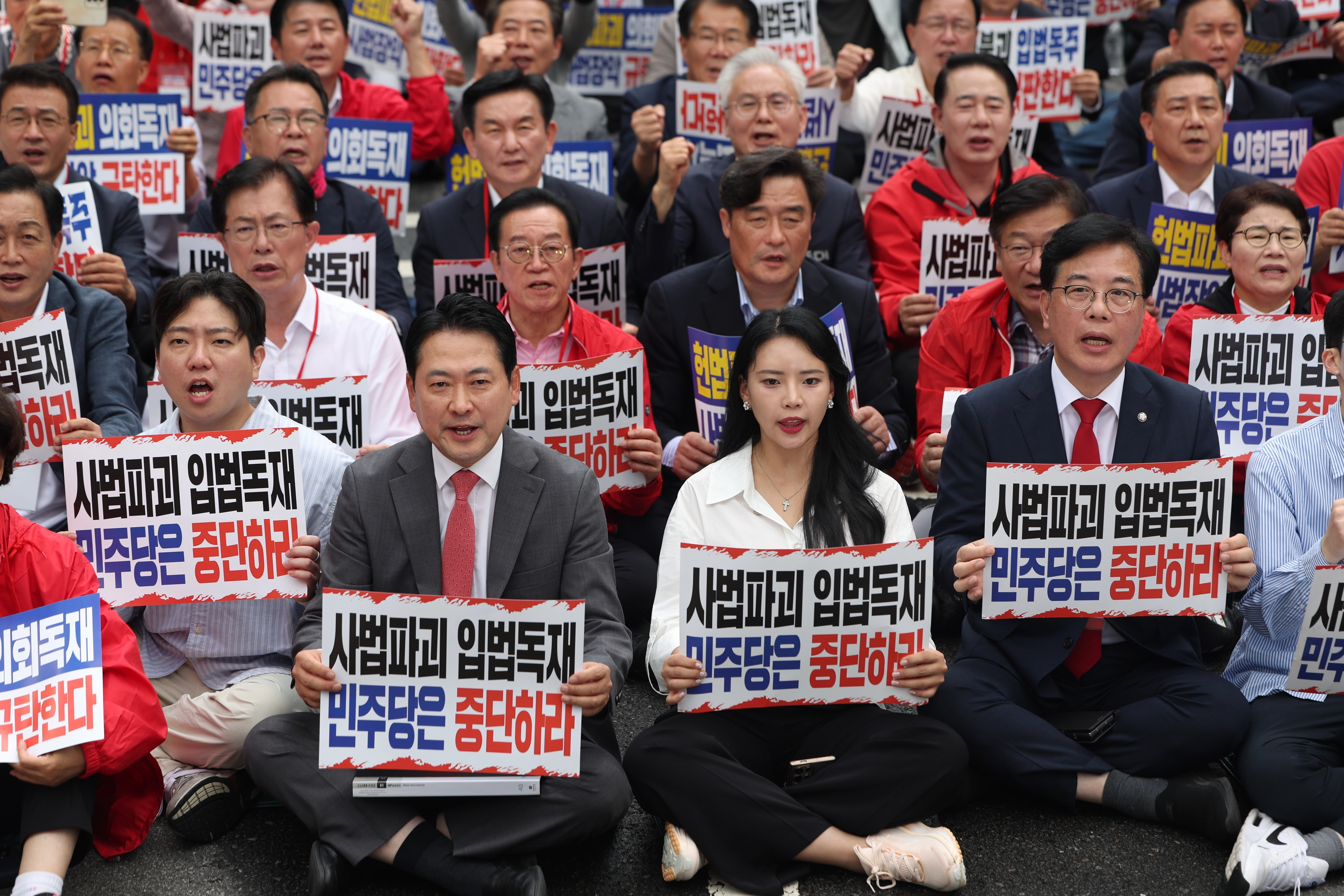 장동혁(왼쪽 두 번째) 국민의힘 대표를 비롯한 국민의힘 의원들과 당원들이 서울 중구 대한문 앞에서 열린 규탄대회에서 손팻말을 들고 구호를 외치는 모습.
뉴시스