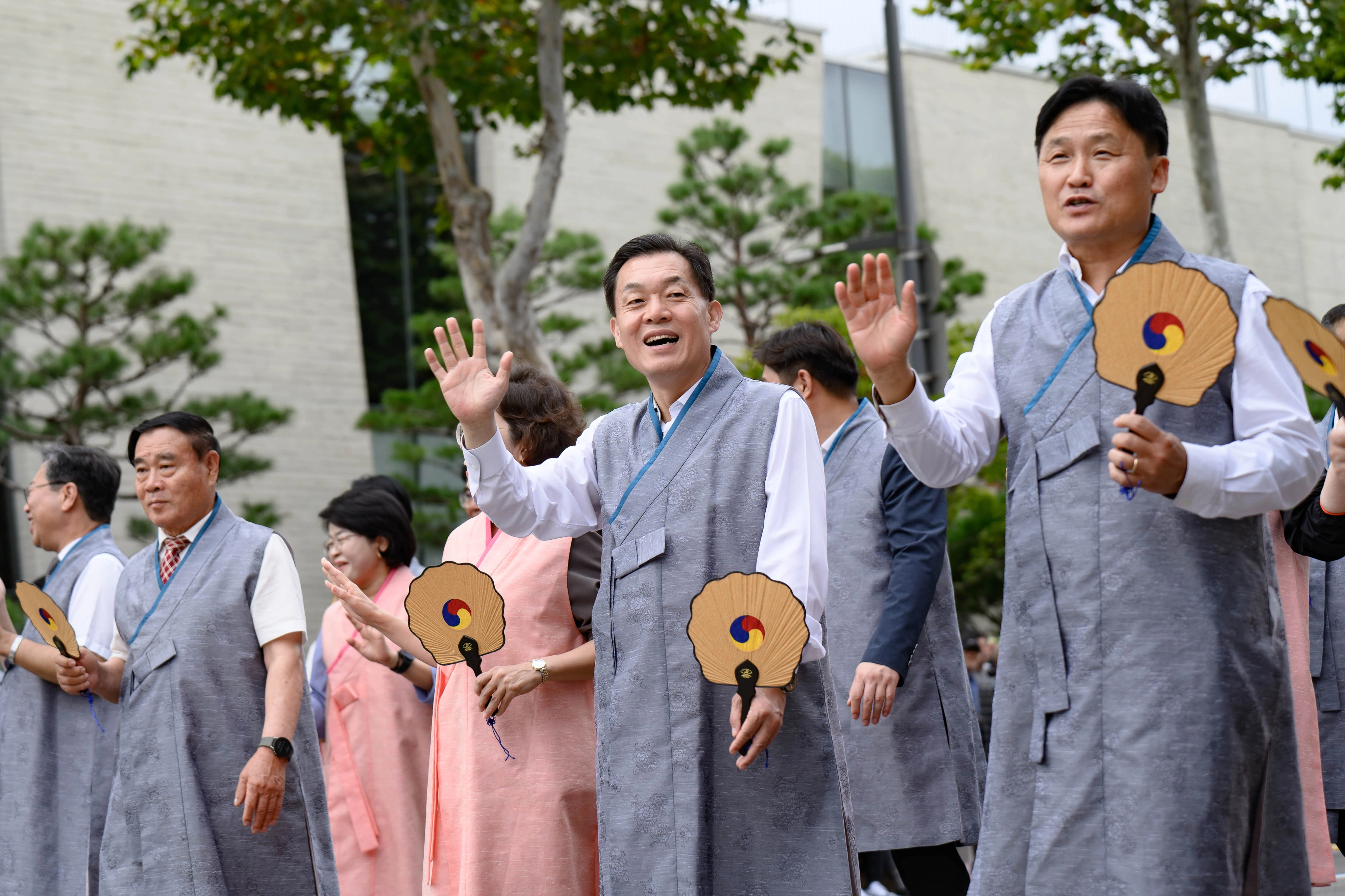 지난 28일 열린 ‘2025 정조대왕 능행차 공동 재현’(수원시 제공) 행사에서 이재준 시장(가운데), 이재식 수원시의회 의장(왼쪽), 김영진(수원시병 의원)이 관람객들과 인사하고 있다. (수원시 제공)
