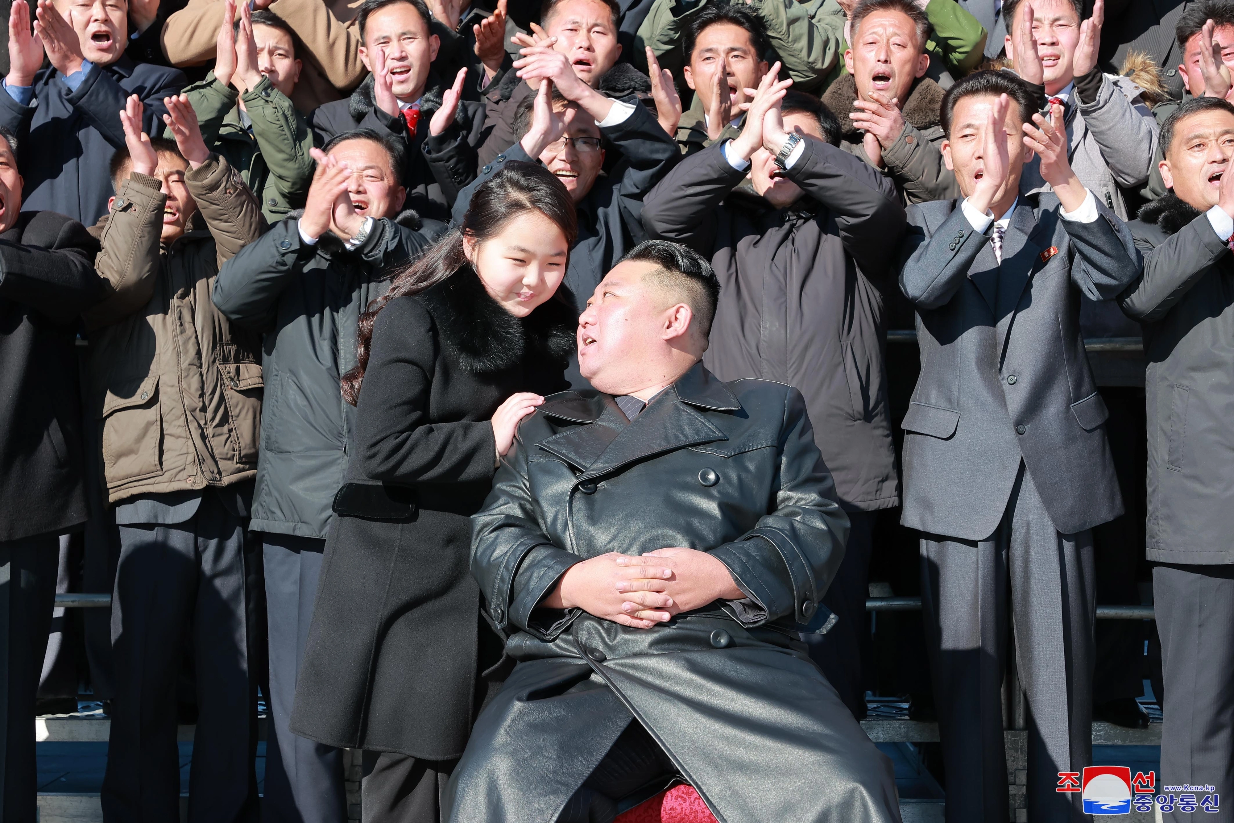 김주애  북한 김정은 국무위원장이 지난 18일 있었던 대륙간탄도미사일(ICBM) ‘화성-17형’ 발사에 참여했던 공로자들과 기념사진을 찍고 그들의 노력을 평가했다. 2022.11.27 연합뉴스