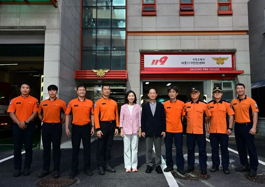 서초119안전센터 소방대원들과 단체사진 촬영 중인 최호정 의장