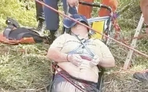 폐우물에서 구조되는 친 씨의 모습. 웨이보