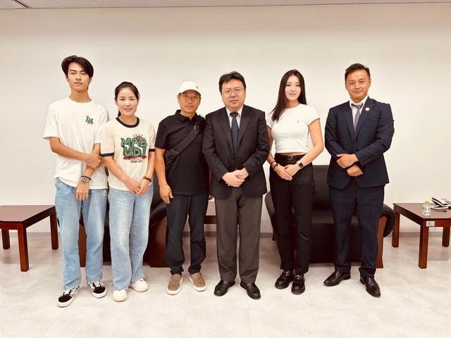 지난 23일 주일 중국대사관을 방문한 양보(왼쪽 세번째)씨가 천웨이(왼쪽 네번째) 총영사와 기념사진을 찍고 있다.