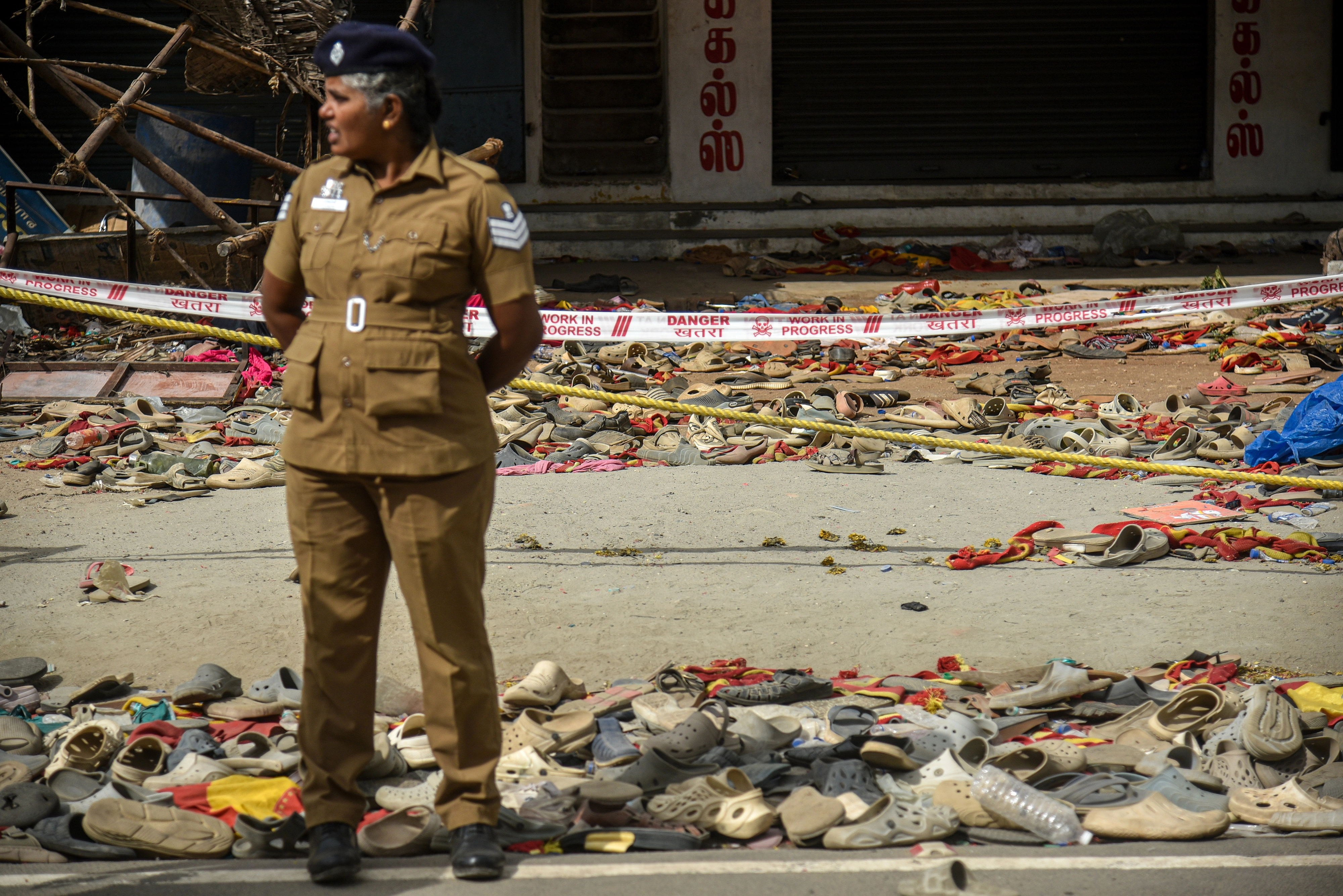 인도 타밀나두주 카루르에서 발생한 치명적인 압사 사고 현장에서 경찰이 경계를 서고 있다. 2025.9.28 EPA 연합뉴스