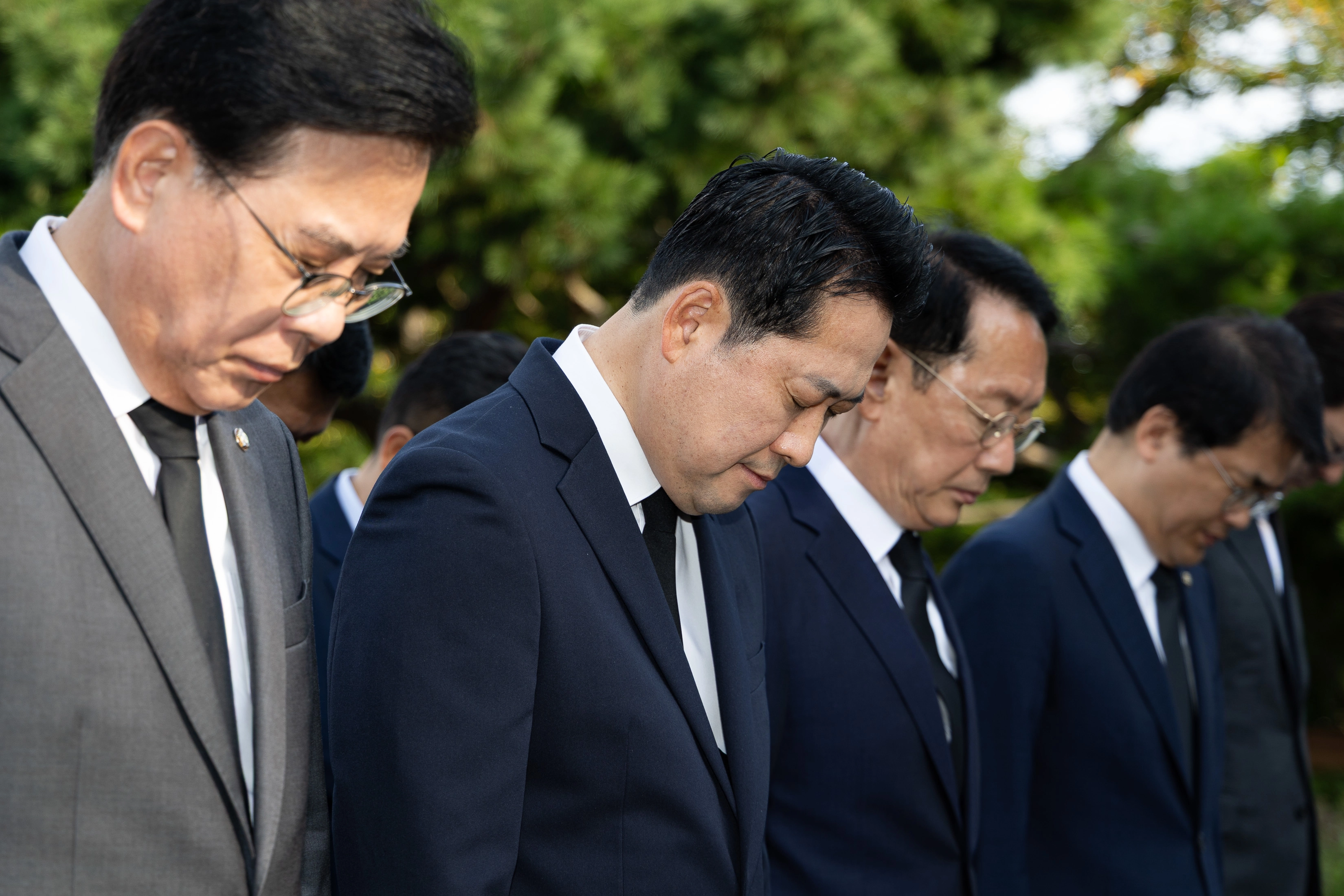 장동혁 국민의힘 대표와 송언석 원내대표를 비롯한 지도부가 29일 인천 중구 자유공원을 찾아 맥아더 장군 동상을 참배하고 있다. 뉴스1