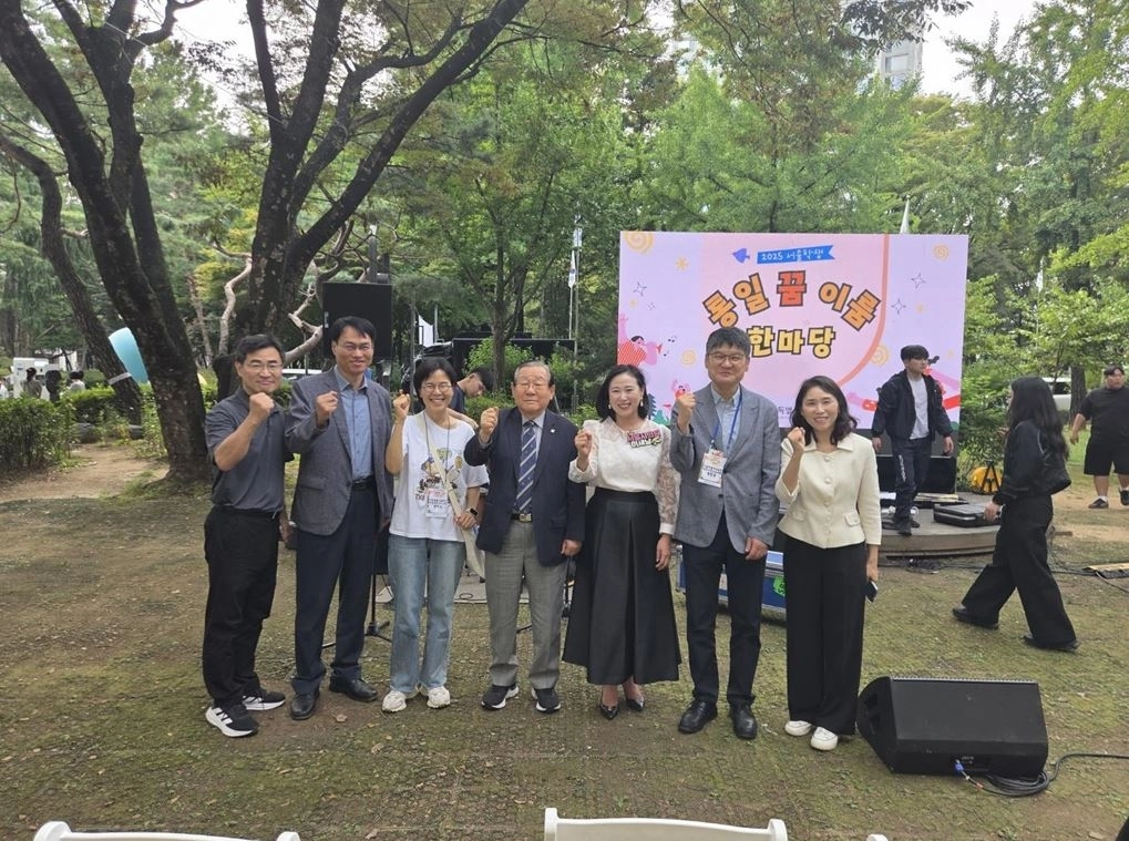 지난 27일 서울도산공원에서 열린 ‘2025 서울학생 통일 꿈이룸 한마당’에 참석한 이새날 의원(오른쪽에서 세 번째)