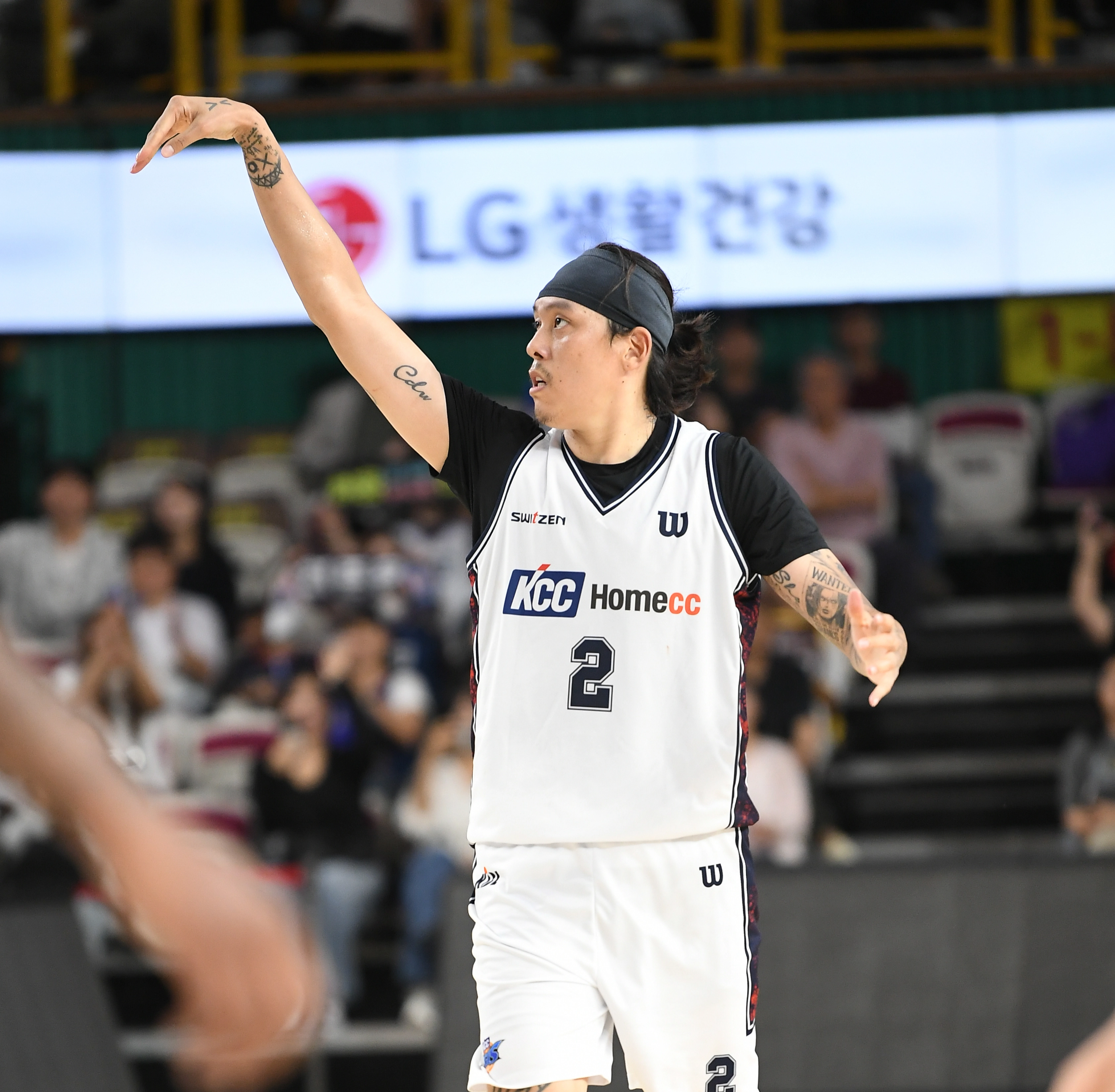 부산 KCC 최준용이 21일 창원체육관에서 열린 2025 프로농구 시범경기 창원 LG와의 원정 경기에서 득점한 뒤 세레머니하고 있다. KBL 제공