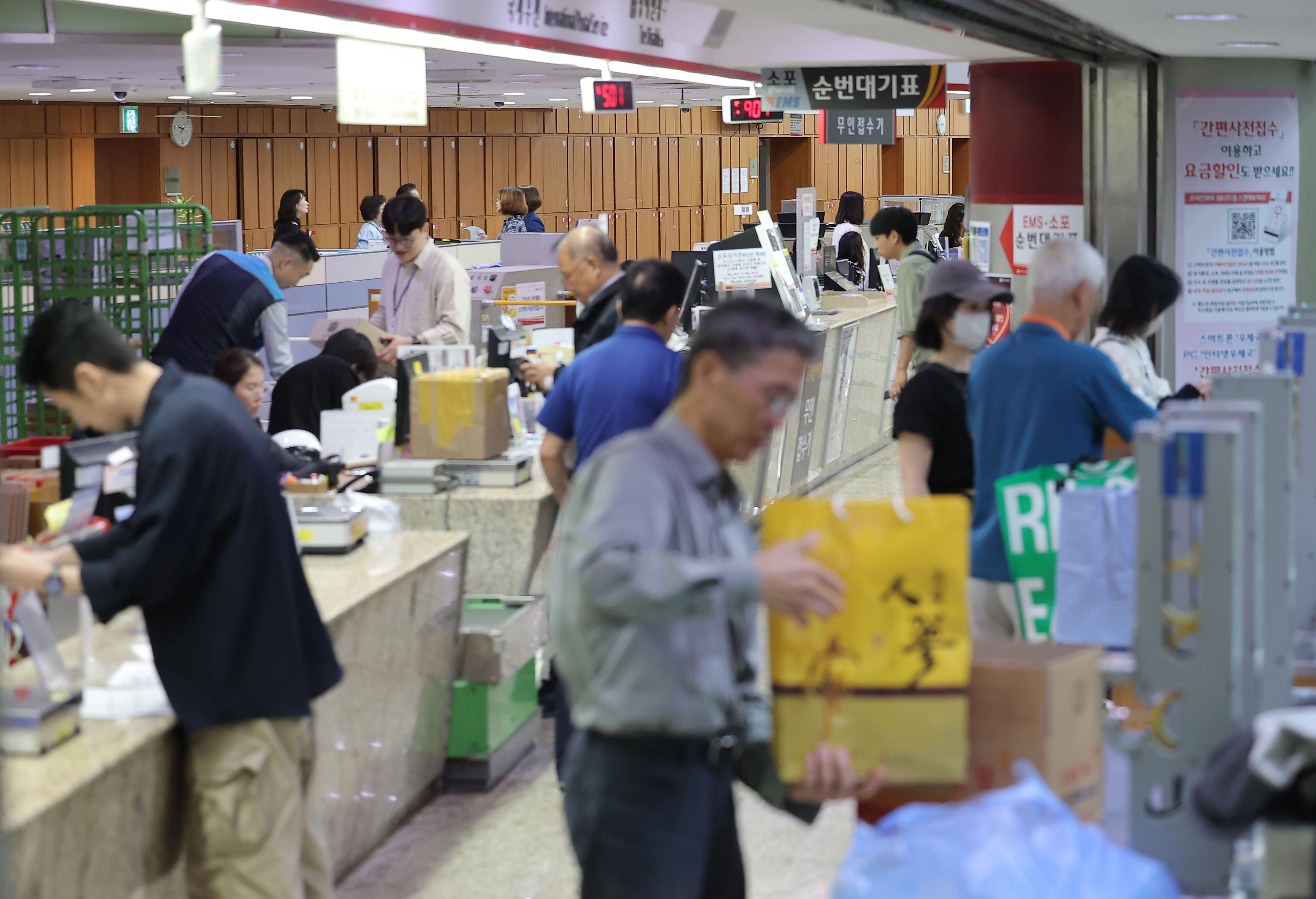국정자원 화재로 중단됐던 우체국 금융 서비스와 우편 서비스 일부가 운영을 재개한 가운데 29일 서울 중구 서울중앙우체국에서 시민들이 우편물을 접수하고 있다. 연합뉴스