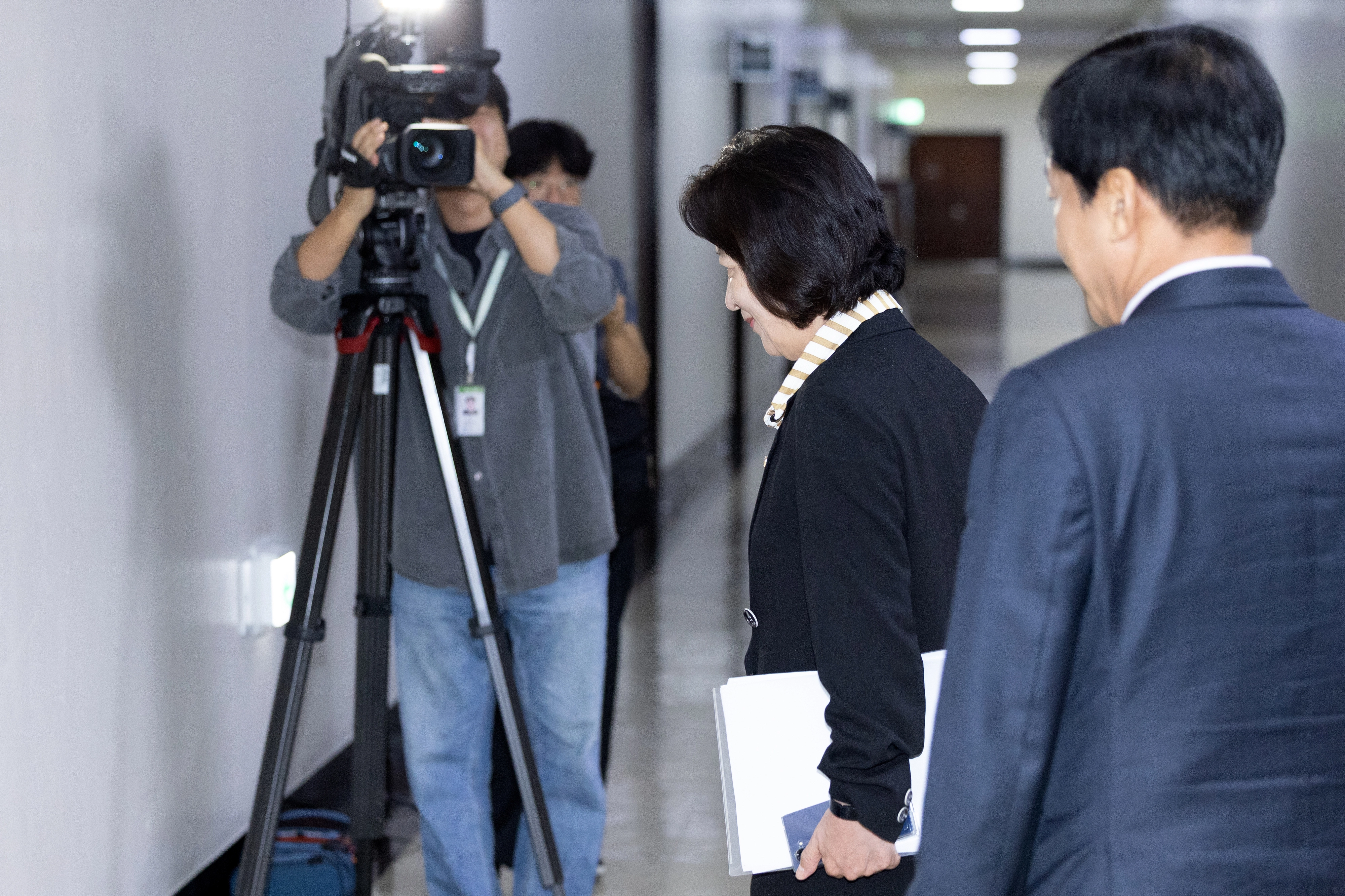 추미애(가운데) 법사위원장이 30일 국회에서 열린 법사위 회의에 참석하기 위해 위원장실로 들어가는 모습.
뉴스1