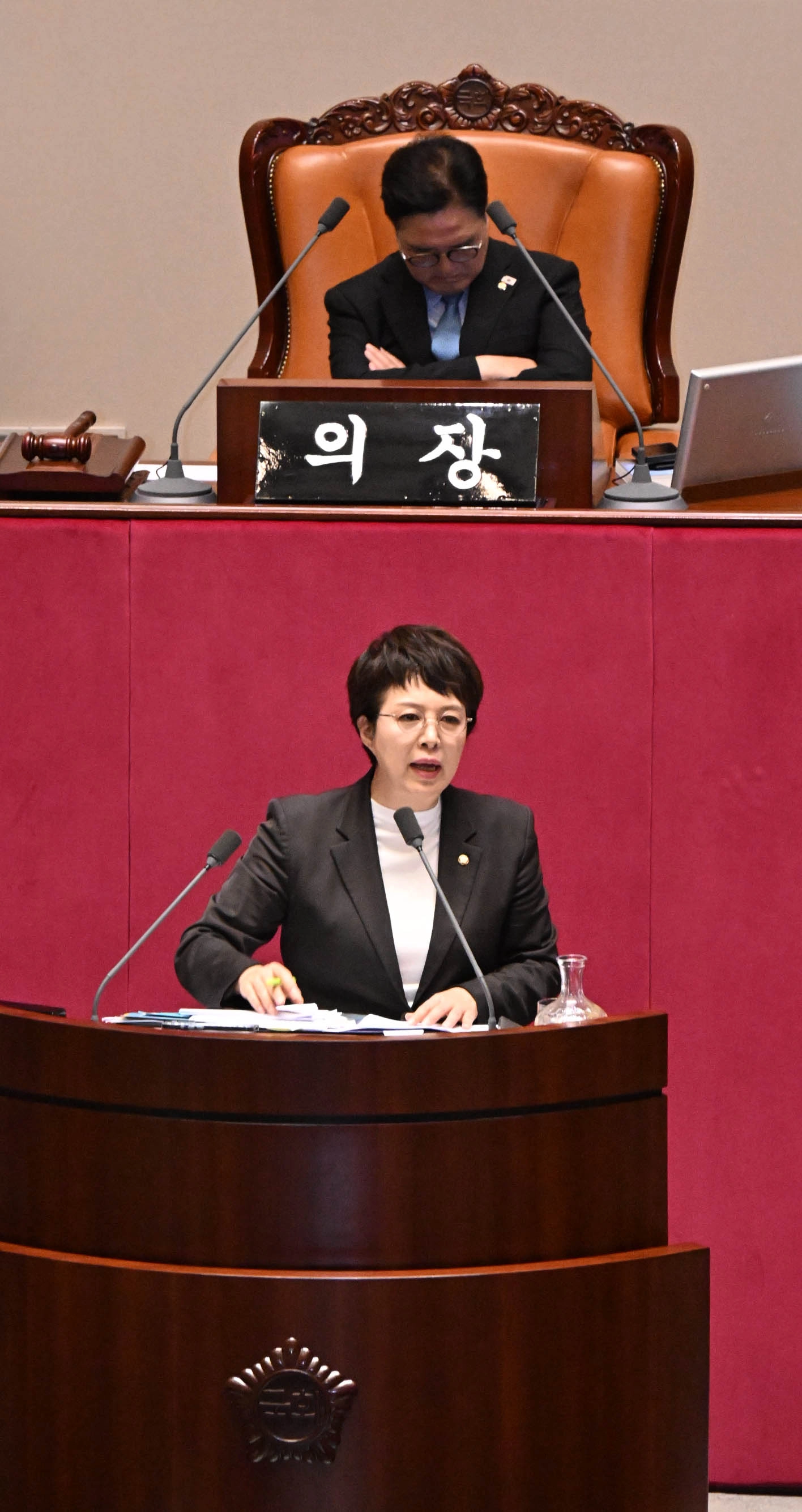 김은혜(아래) 국민의힘 의원이 29일 국회 증언·감정법 개정안에 대한 필리버스터를 하는 가운데 우원식 국회의장이 졸고 있다. 
안주영 전문기자