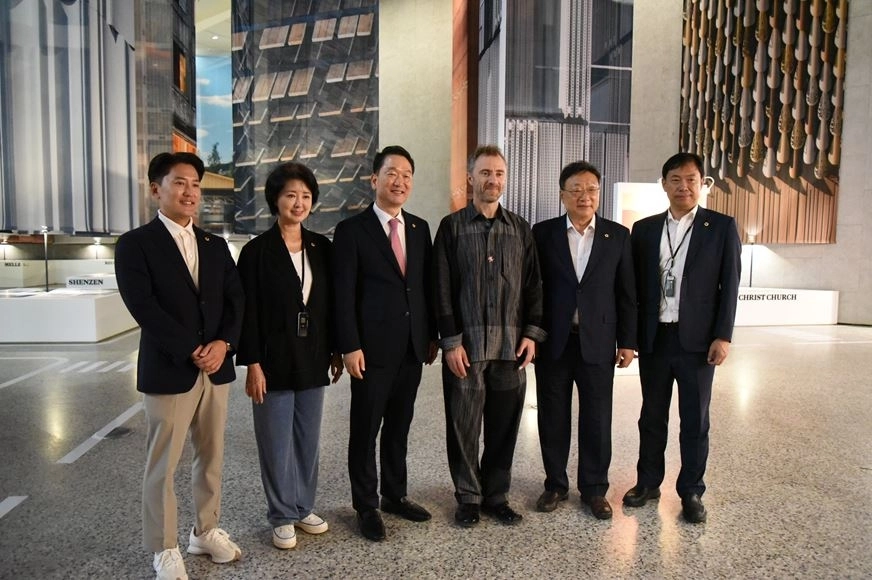 김 위원장은 개막식 전날인 지난 25일 이민석 부위원장과 김영철·옥재은·박승진 의원과 함께 서울도시건축비엔날레 전시 준비 전반을 점검했다.