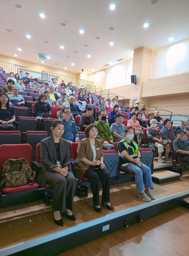 박성연 의원(첫째 줄 왼쪽에서 두 번째)이 지난 26일 구의2동 주민센터 강당에서 열린 ‘구의2동 모아타운 주민설명회’에서 주민들과 함께 사업 설명을 청취하고 있다.