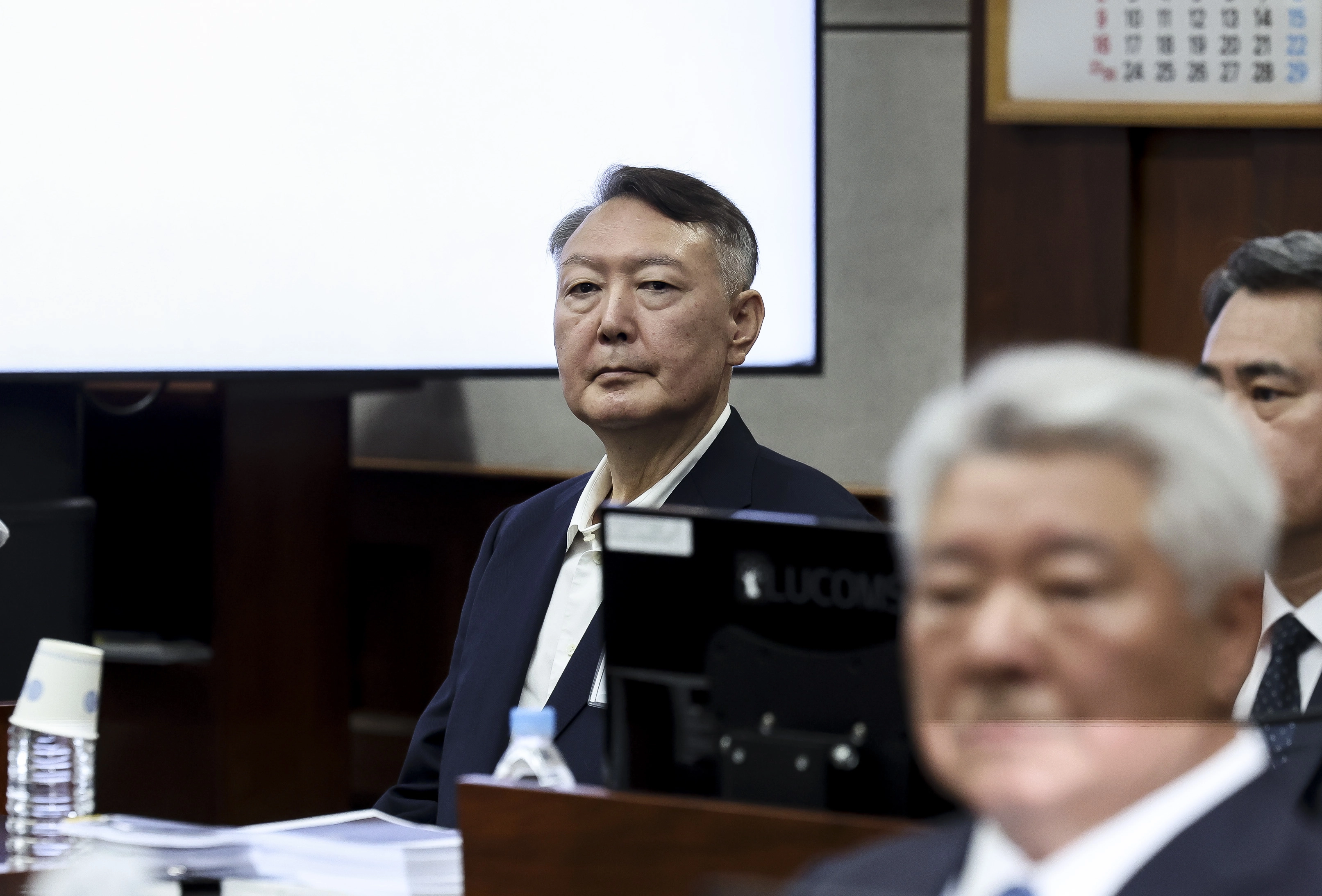 윤석열 전 대통령이 26일 서울 서초구 서울중앙지법에서 열린 특수공무집행방해, 직권남용 권리행사방해 등 혐의 사건 1차 공판에 출석해 있다. 2025.9.26 사진공동취재단