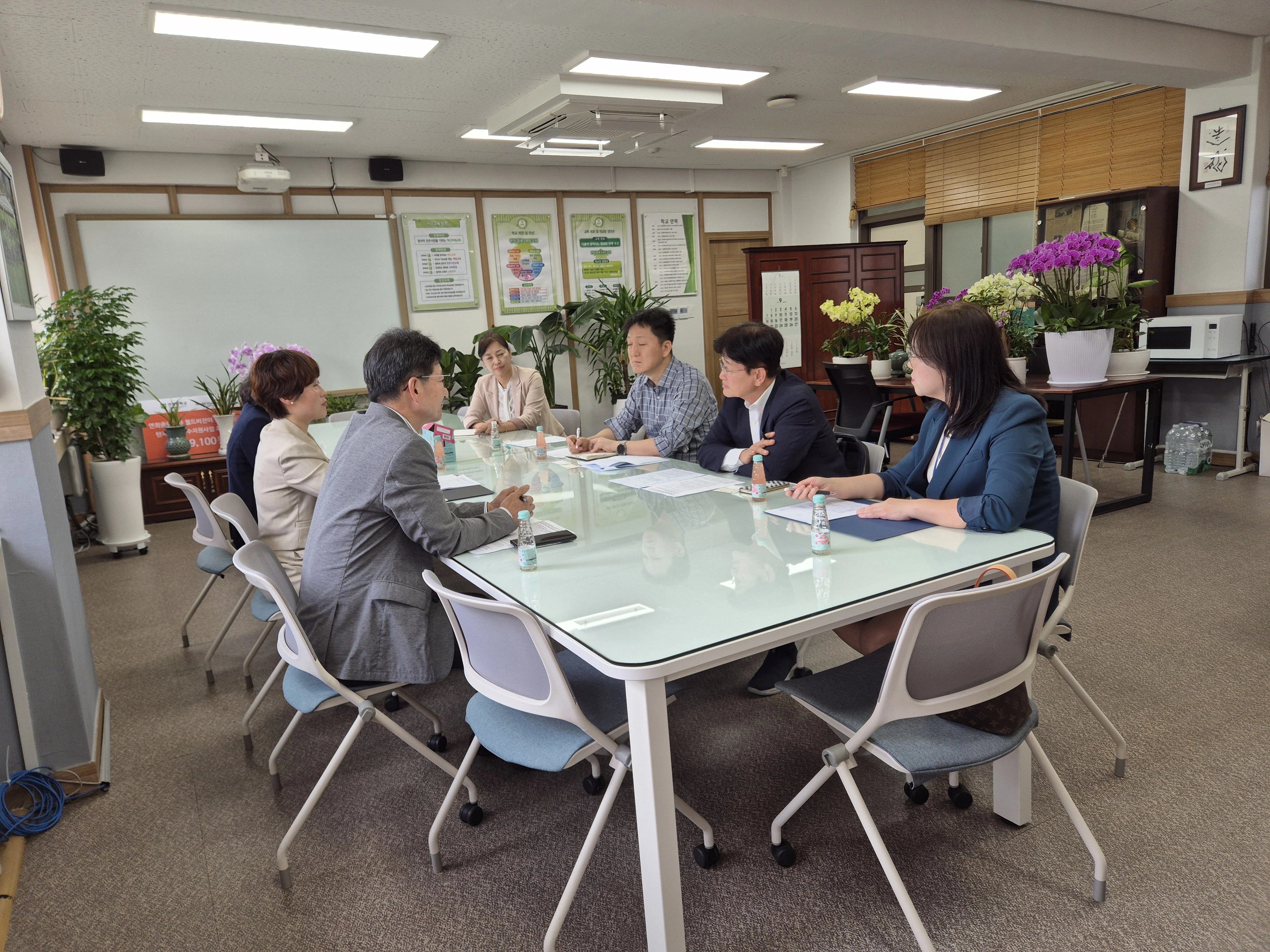 지난 29일 연희중학교에서 열린 연희중학교 특수학급 증설을 위한 관계자 간담회 및 현장점검에 참석한 김용일 의원