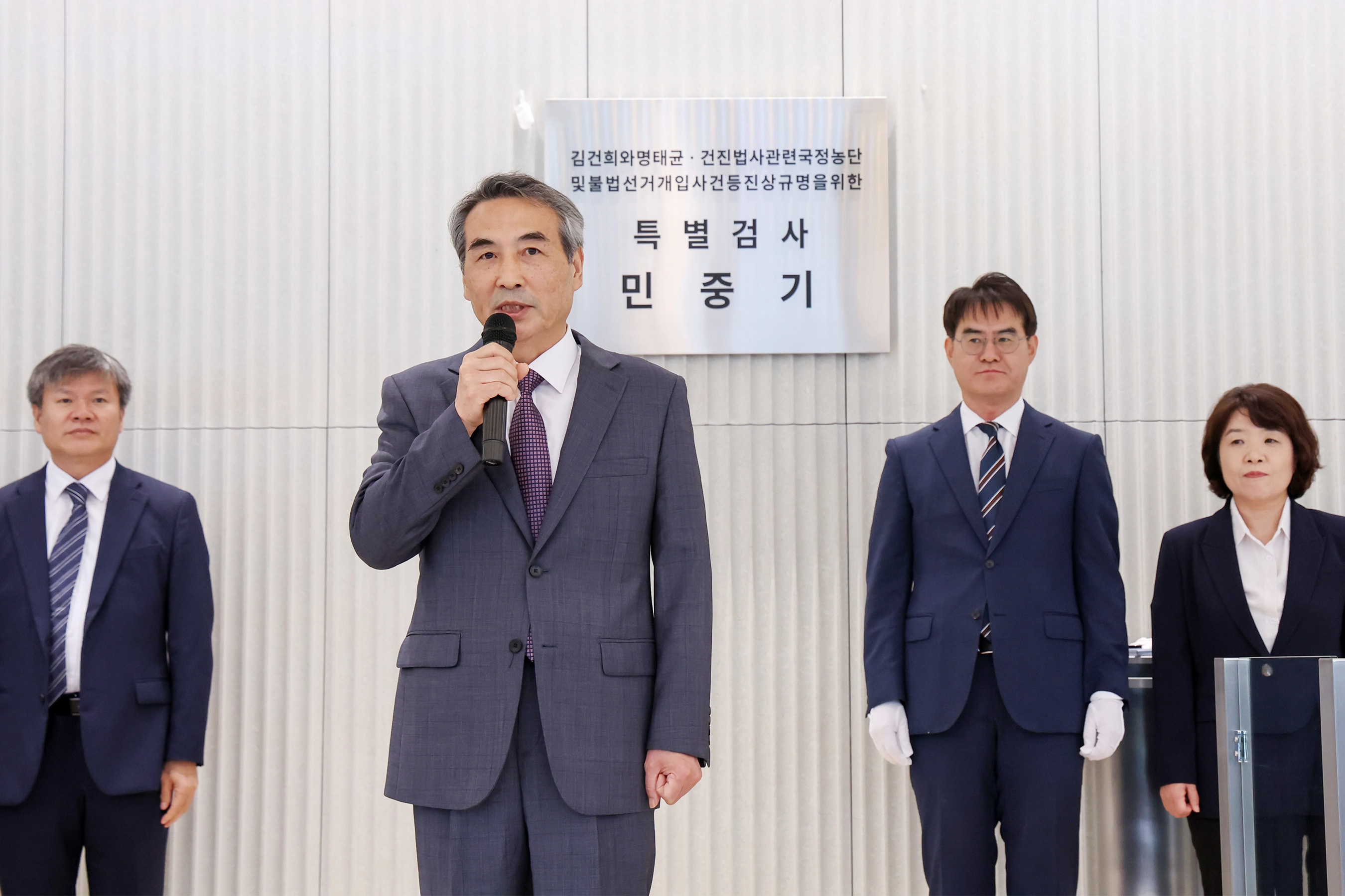 민중기 특검이 지난 7월 서울 종로구 사무실 앞에서 발언하는 모습.
연합뉴스