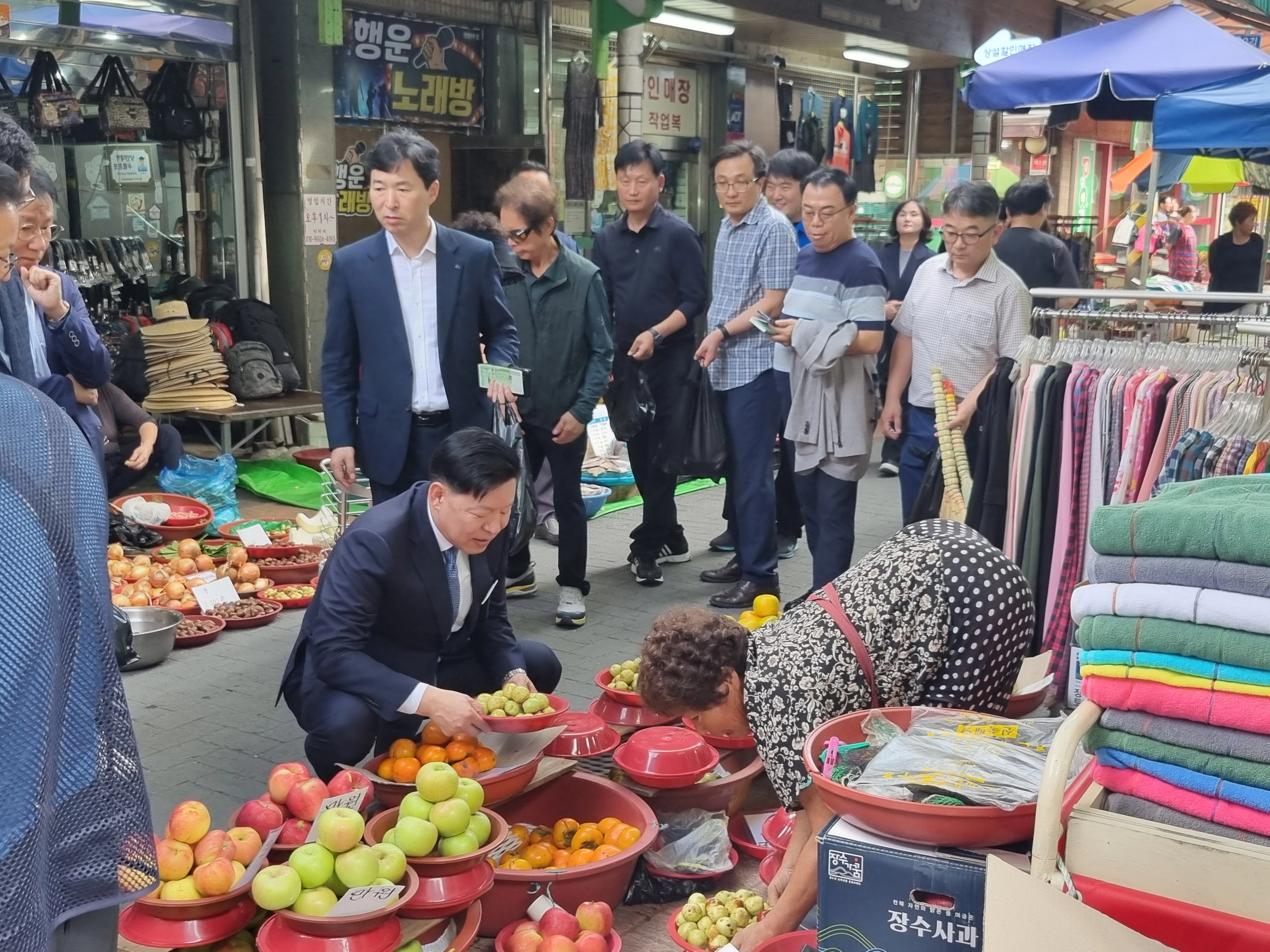 김정희 전남도의회 교육위원장이 허동균 순천교육장 등과 함께 전통시장 장보기를 통해 상인들에게 힘을 북돋워주고 있다.