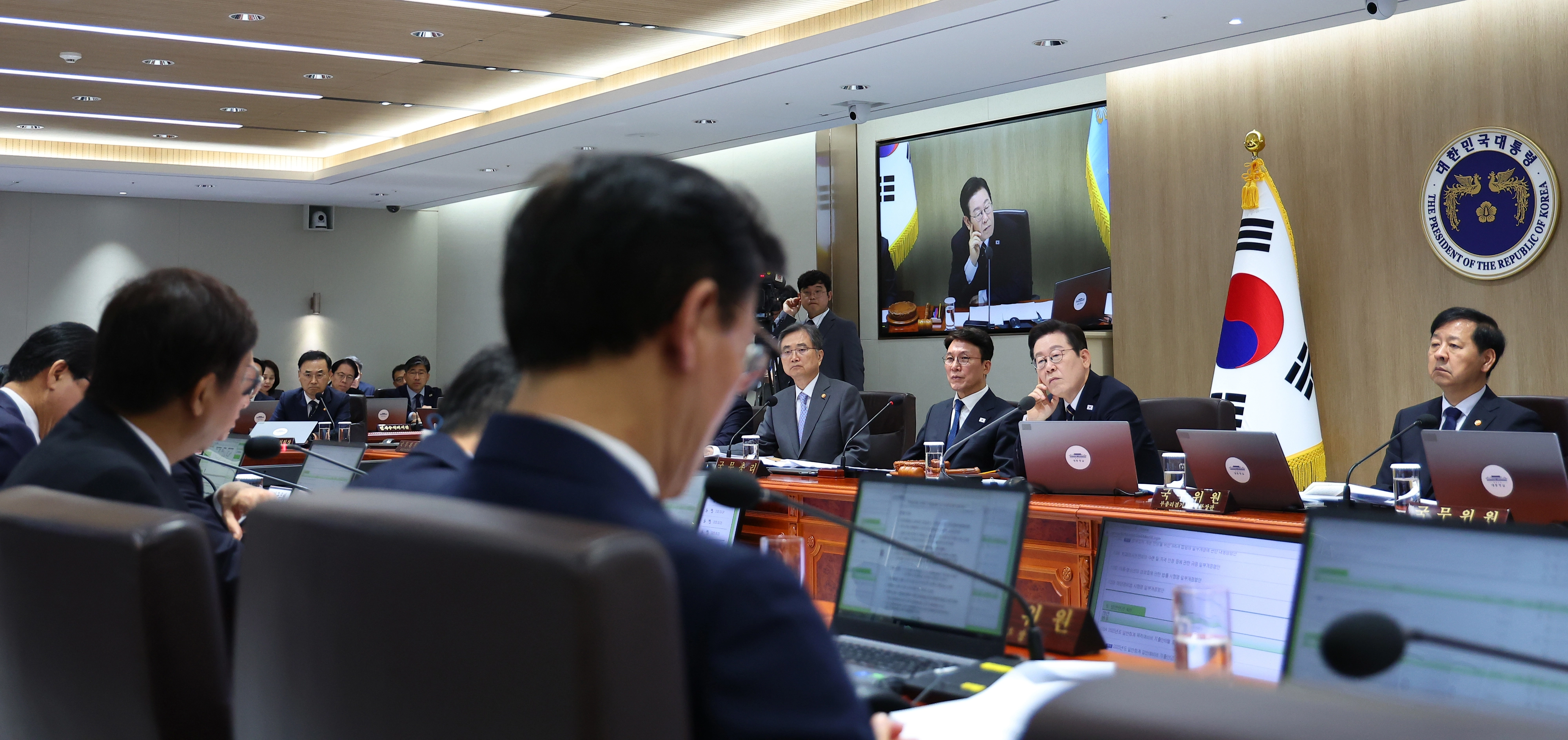 이재명 대통령이 30일 서울 용산 대통령실 청사에서 열린 제44회 국무회의에서 발언을 듣고 있다. 2025.9.30 대통령실통신사진기자단