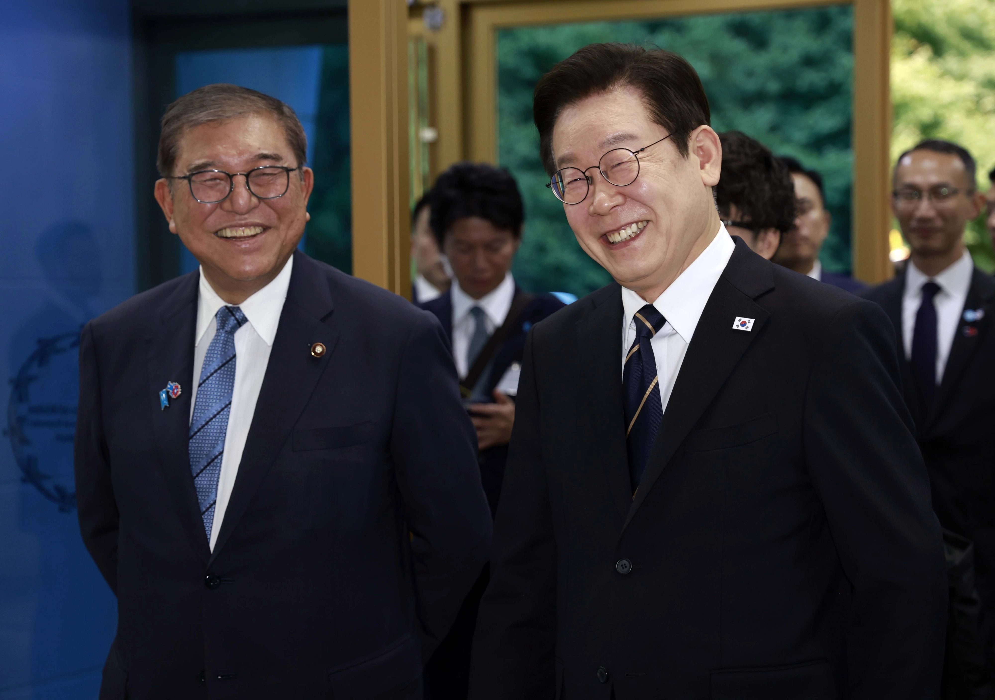 부산에서 만난 한일 정상  이재명 대통령과 이시바 시게루 일본 총리가 30일 한일 정상회담을 위해 부산 누리마루 APEC 하우스에 입장하고 있다. 2025.09.30 대통령실통신사진기자단