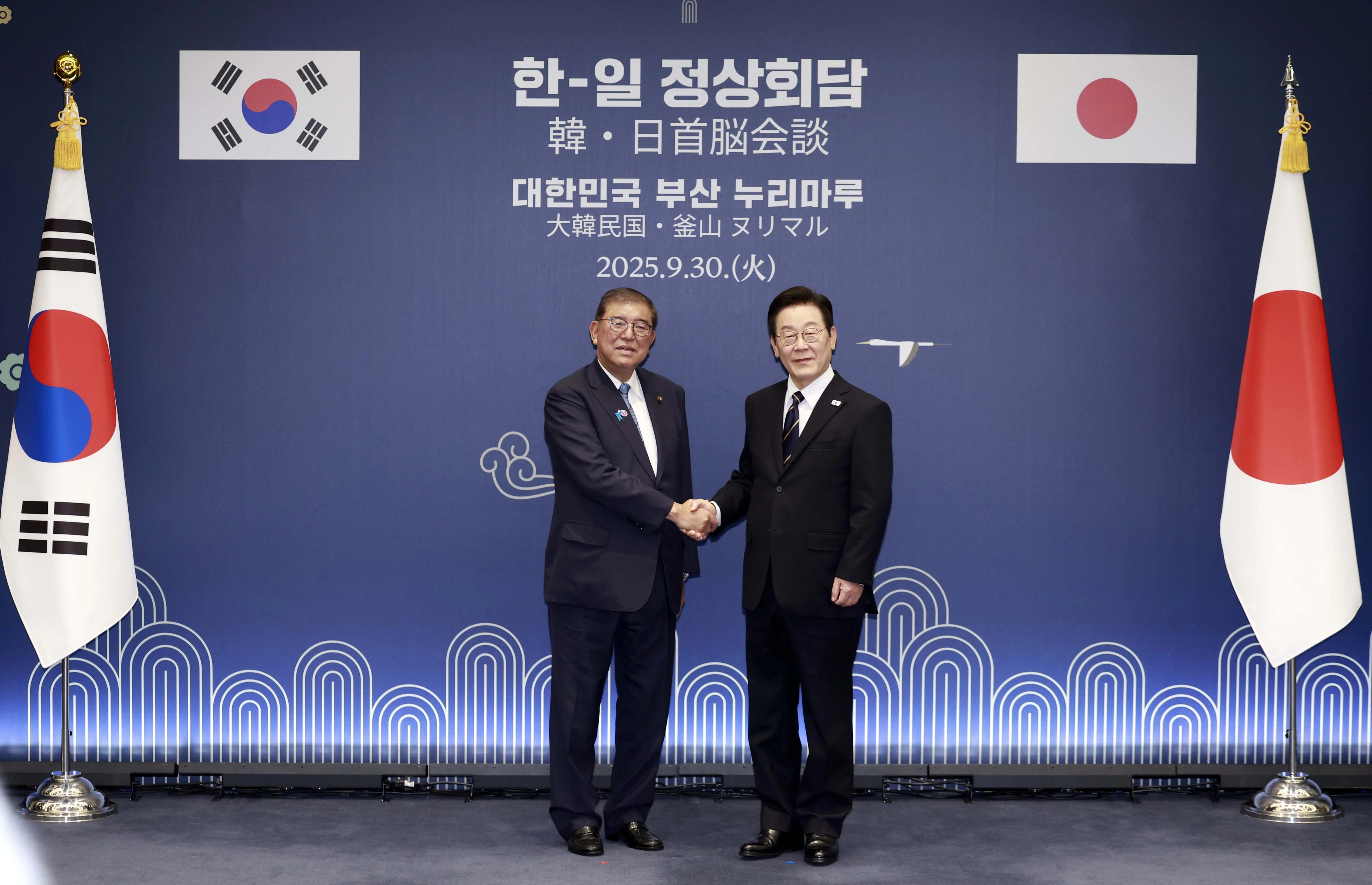 부산에서 손잡은 한일 정상  이재명 대통령과 이시바 시게루 일본 총리가 30일 부산 누리마루 APEC 하우스에서 정상회담에 앞서 악수하고 있다. 2025.9.30 대통령실통신사진기자단
