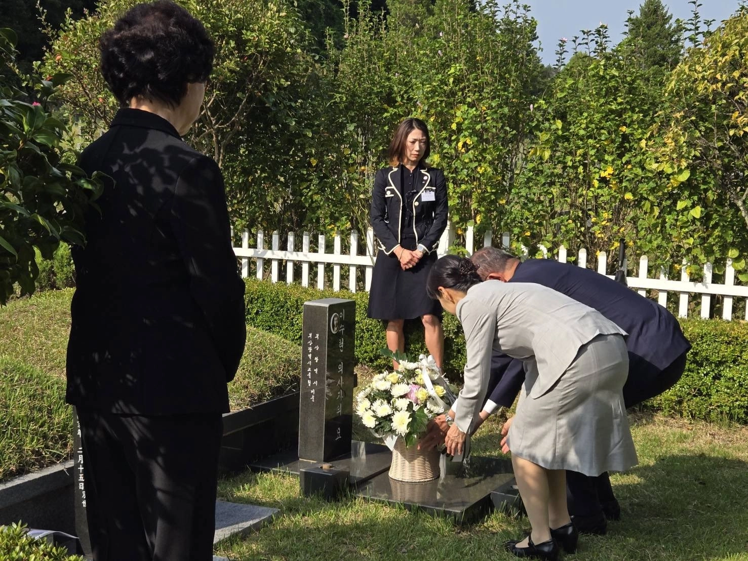 이시바 시게루 일본 총리와 부인 요시코 여사가 30일 부산 금정구 영락공원 내 고 이수현씨 묘를 참배하고 있다. 이씨는 2001년 도쿄 신오쿠보역 선로에 떨어진 일본인을 구하려다가 목숨을 잃었다. 2025.9.30 이시바 시게루 X 캡처