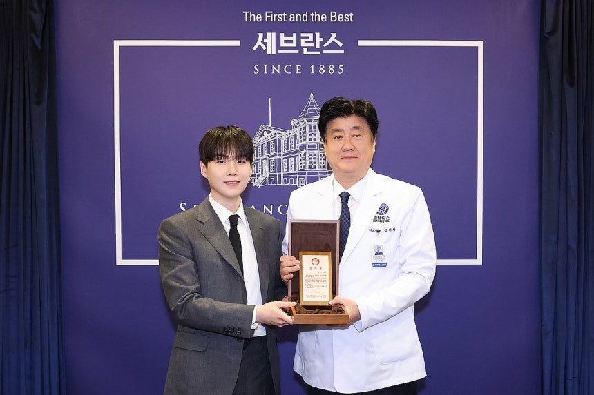 BTS 슈가, 세브란스에 50억 기부그룹 방탄소년단(BTS)의 슈가(왼쪽)와 금기창 연세의료원장이 기념 촬영하는 모습. 2025.6.23 세브란스병원 제공