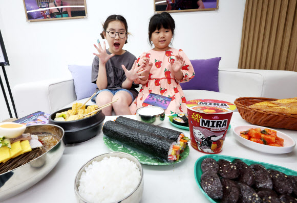 케이팝 데몬 헌터스 테마존 체험하는 어린이들