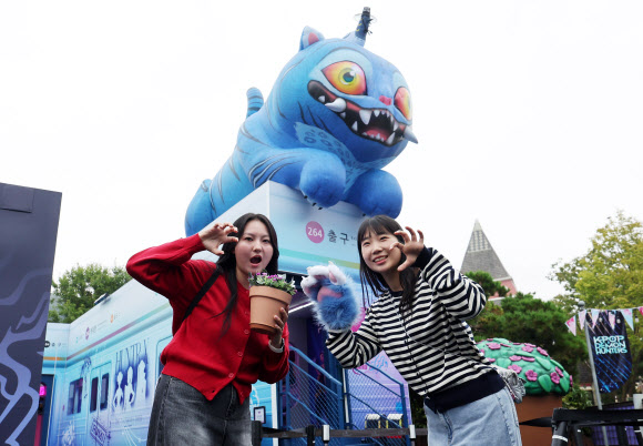 ‘케이팝 데몬 헌터스’ 테마존에서 찰칵