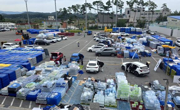 강릉 가뭄 끝…남은 생수 배부
